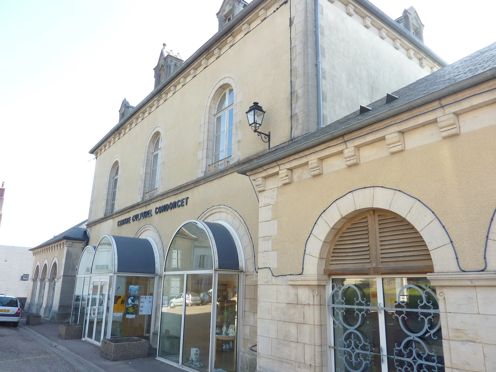 Photo showing: Château-Chinon : l'ancienne mairie devenue « centre culturel Condorcet » (médiathèque)