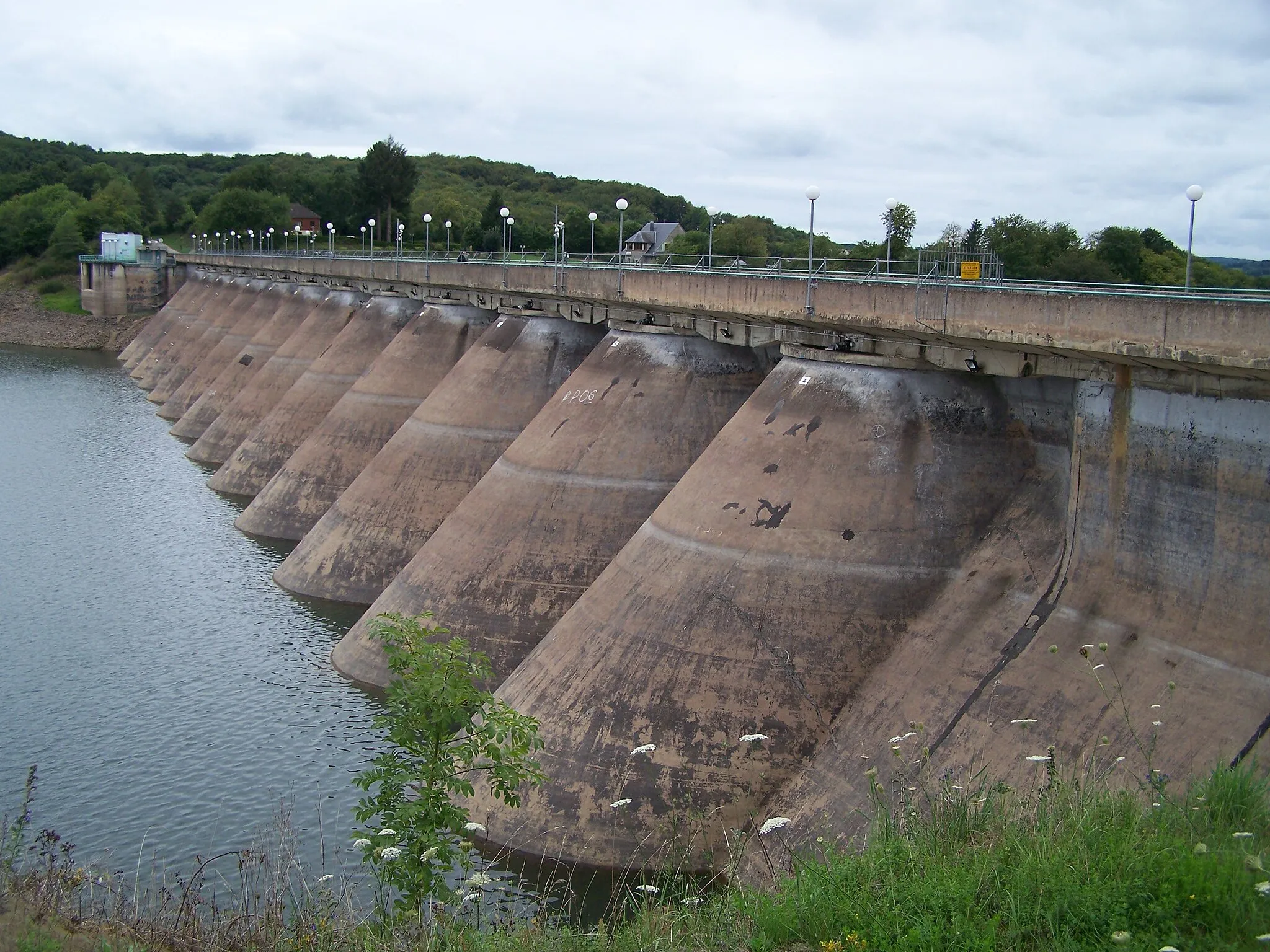 Photo showing: Vue en amont du barrage hydroélectrique du lac de Pannecière (Nièvre, France) en août 2011, lors d'une vidange partielle du lac.