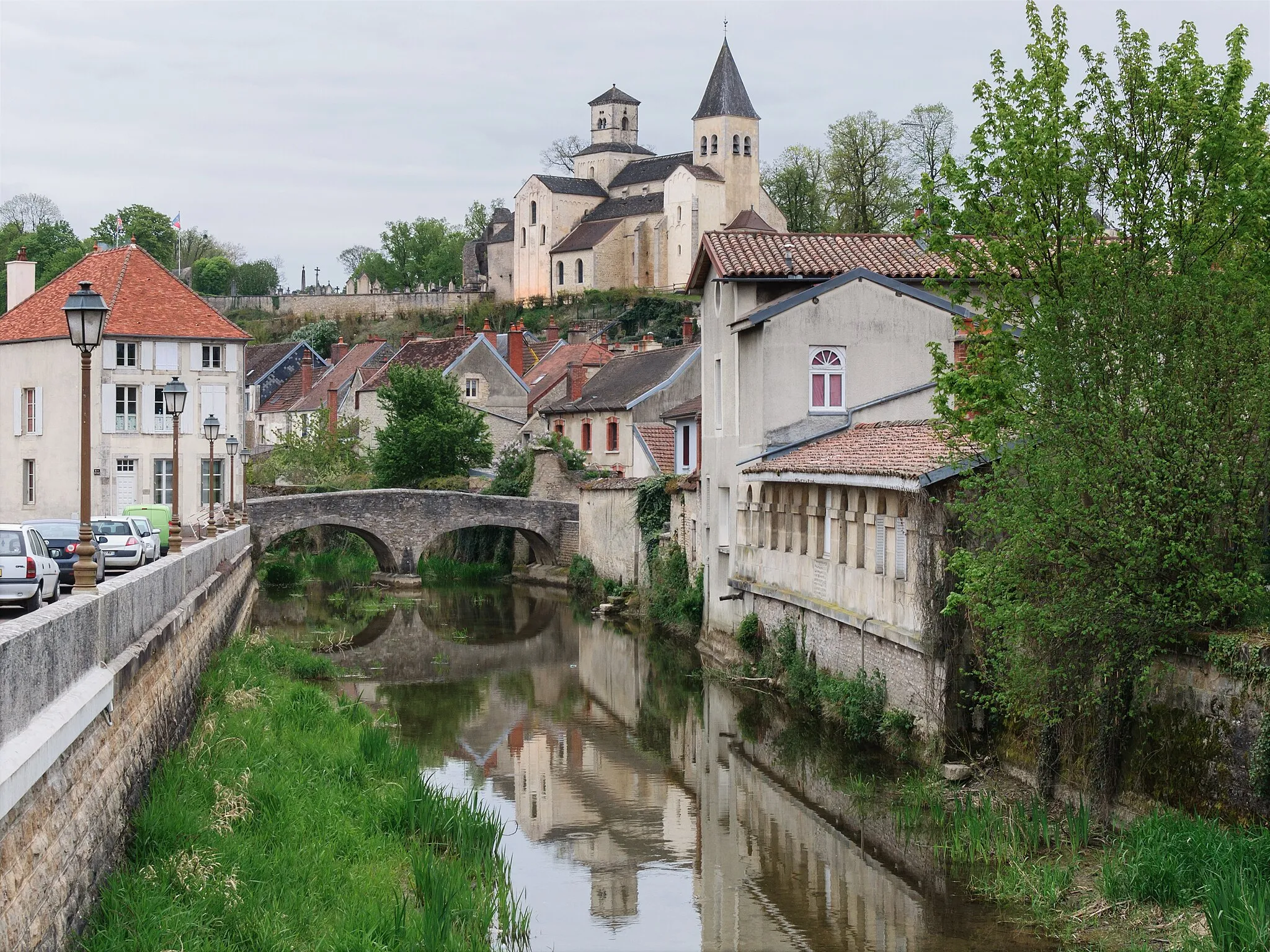 Photo showing: A view of Châtillon-sur-Seine, Côte-d'Or department, Burgundy, France, with the pont du Pertuis-au-Loup crossing the Seine River and the church Saint-Vorles.