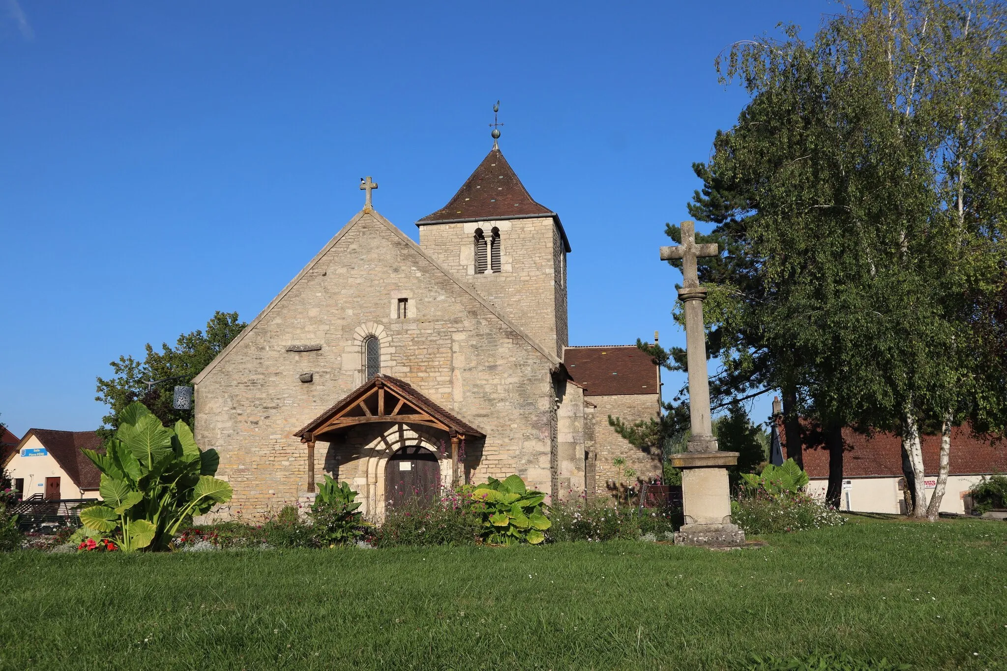 Photo showing: Extérieur de l'église de la Sainte-Trinité à Chevigny-Saint-Sauveur (21).