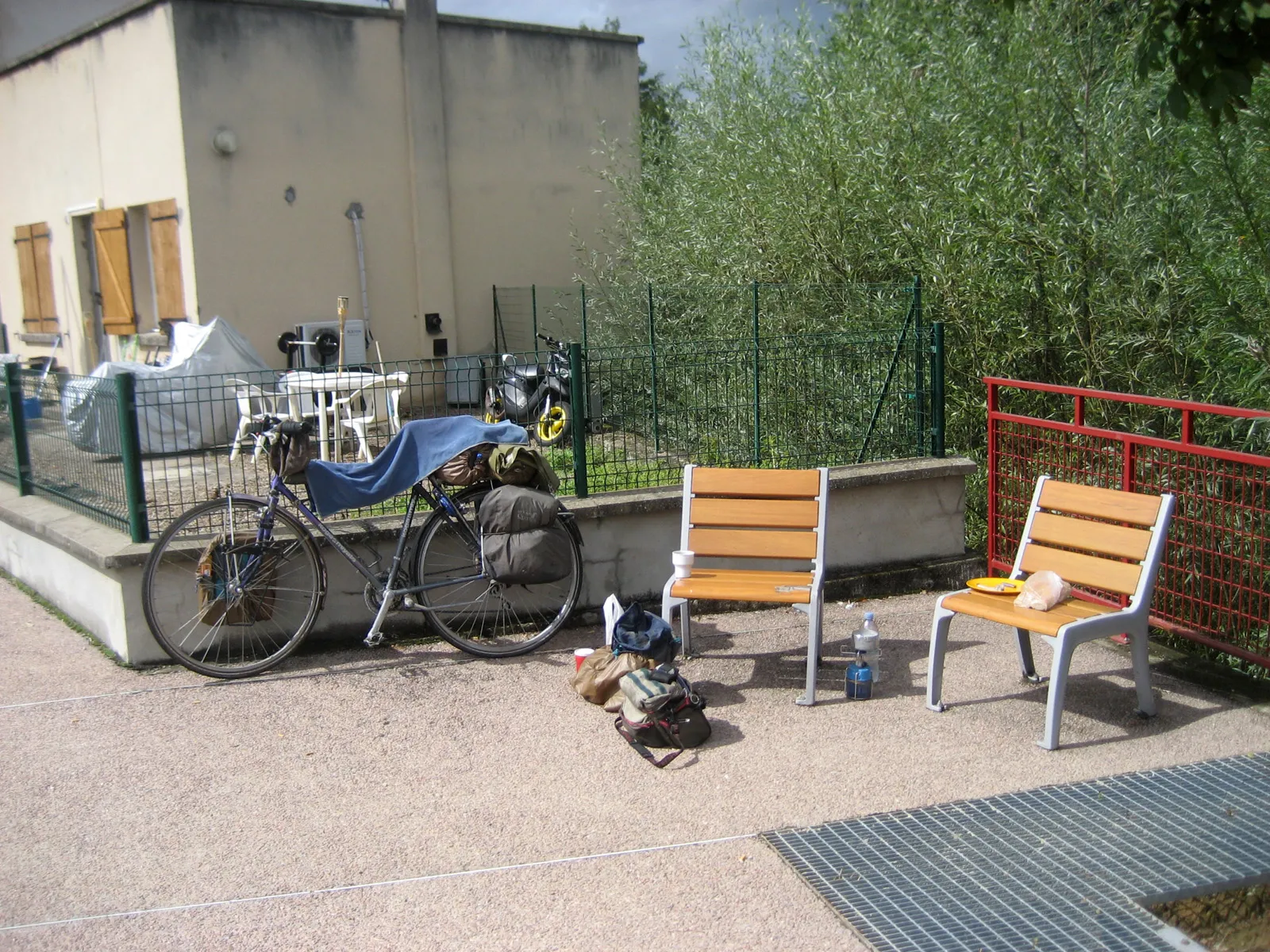 Photo showing: Public benches facing the Canal du Centre.  Ciry-le-Noble, département de Saône-et-Loire, France
