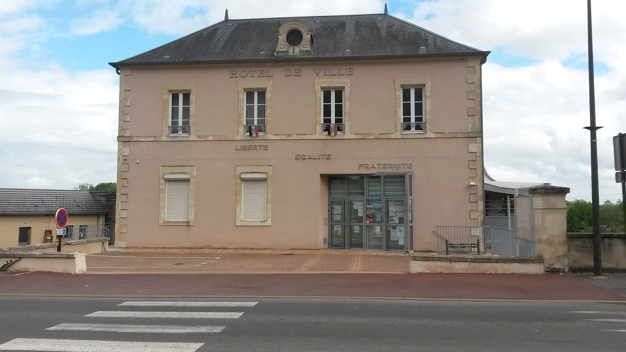 Photo showing: Coulanges-les-Nevers (mairie)