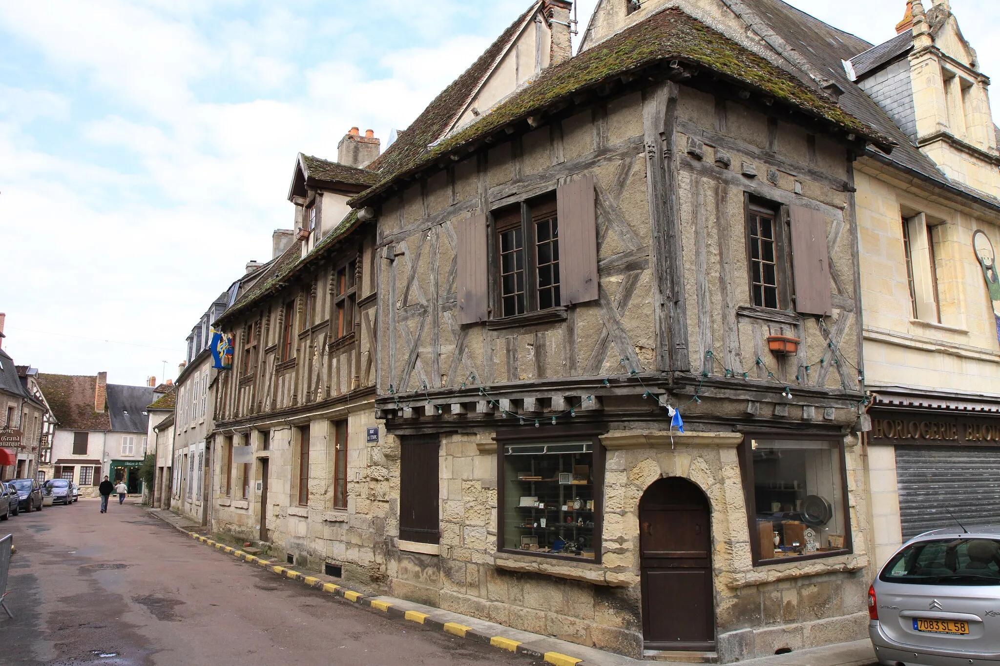 Photo showing: Une maison, rue de l'étape-place du vieux marché à Donzy dans la Nièvre.