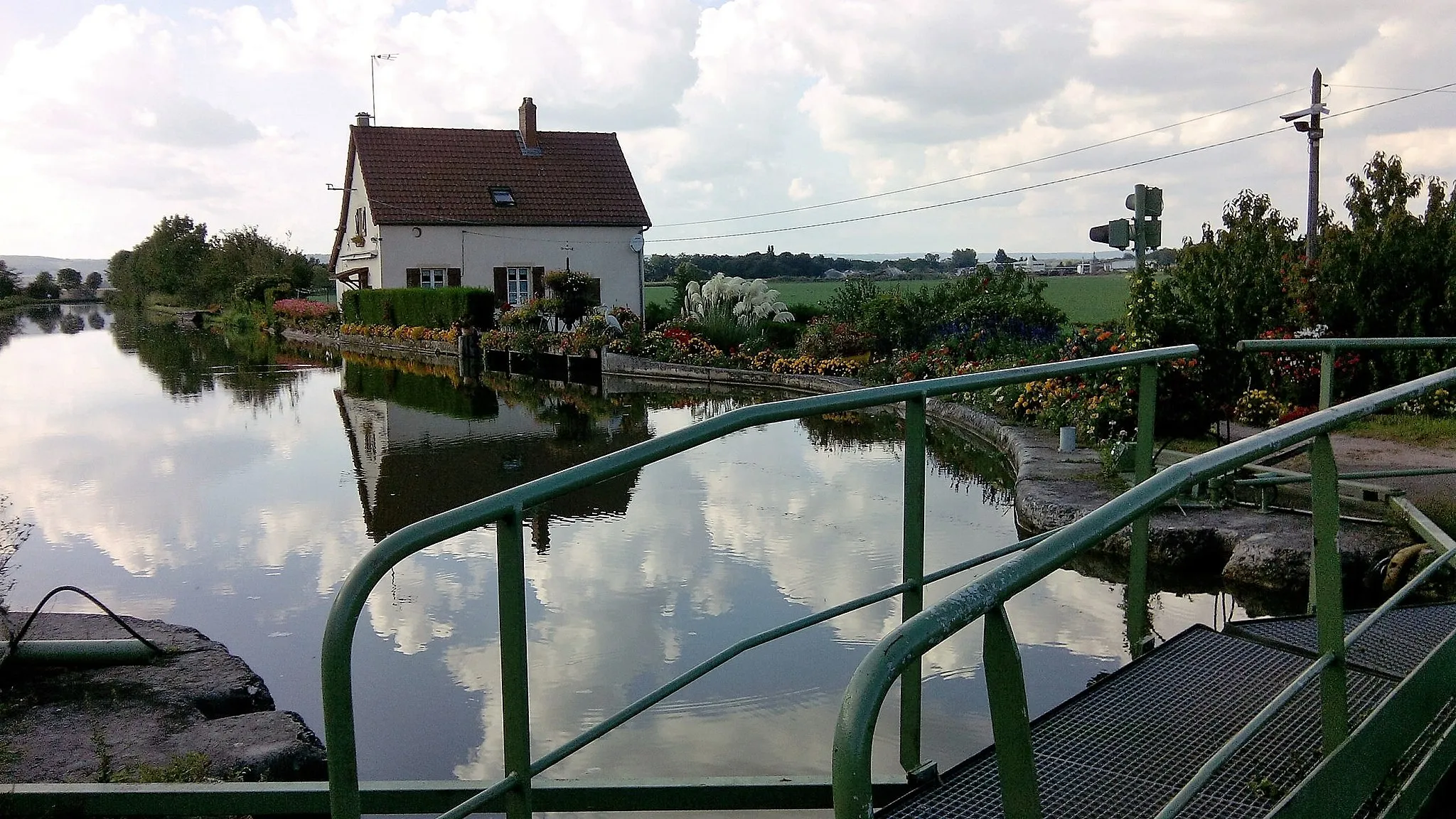 Photo showing: Canal du Centre - écluse de Fontaines, près de Chalon-sur-Saône  (Saône-et-Loire)