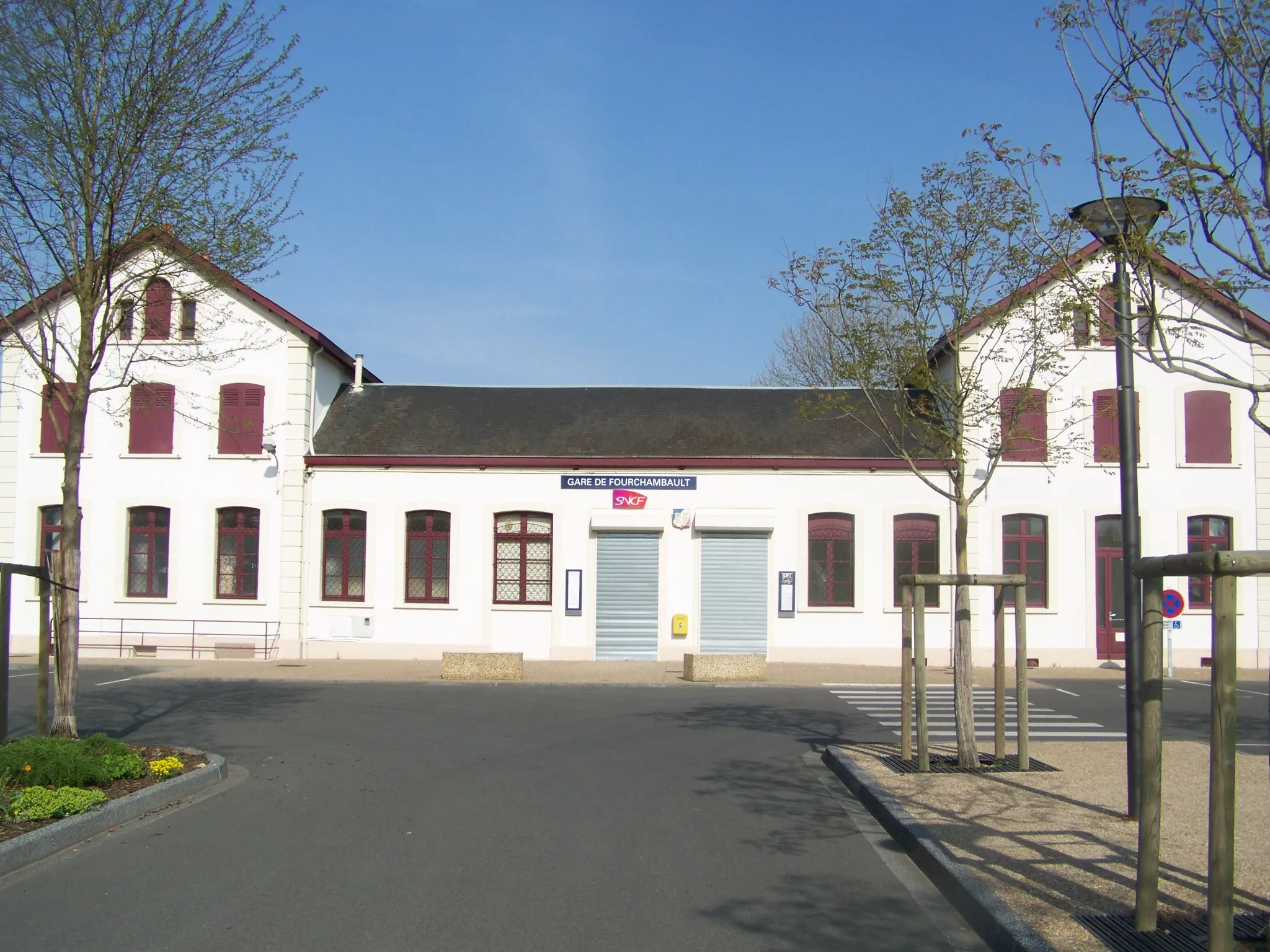Photo showing: Building of Fourchambault railway station in Nièvre, France.