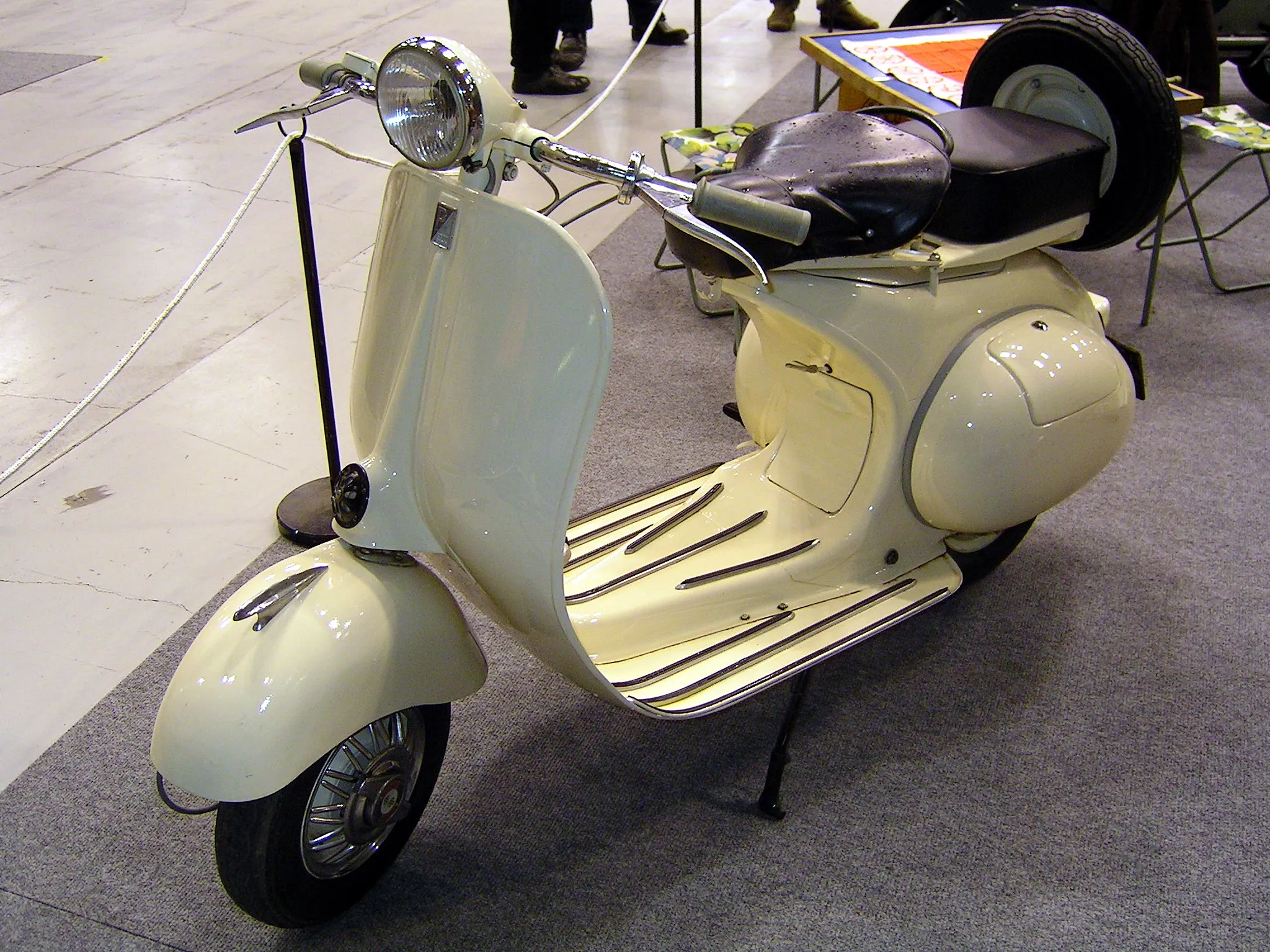 Photo showing: Vespa 125 made under licence from Piaggio in France by ACMA in Fourchambault (1950's).