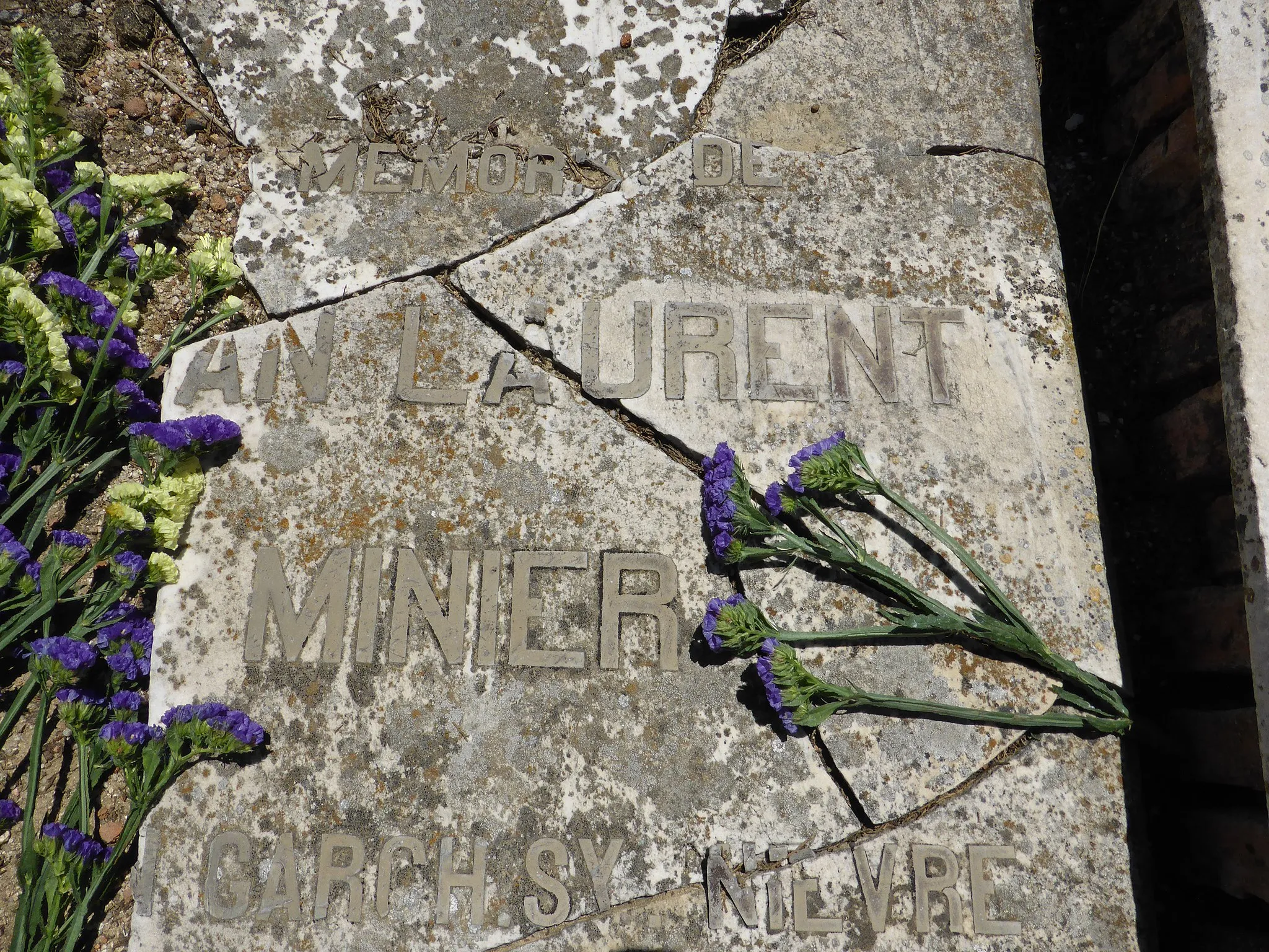 Photo showing: Cementerio de La Almudena, de Madrid. Lápida de la tumba del fotógrafo J. Laurent (Juan Laurent Minier, o Jean Laurent), que nació en Francia en 1816 y falleció en Madrid en 1886. Su tumba se encuentra en la parte más antigua del cementerio. 
Laurent fue uno de los más importantes fotógrafos que trabajaron en España en el siglo XIX. Residió en Madrid más de 40 años. Se conservan cerca de 12.000 negativos de vidrio en el Instituto del Patrimonio Cultural de España (IPCE), y copias positivas en papel a la albúmina. Obtuvo retratos de estudio, vistas de ciudades y monumentos, obras públicas, obras de arte (pinturas, esculturas, armaduras, tapices,...), y tipos populares. Viajó por casi toda la Península Ibérica (España y Portugal).