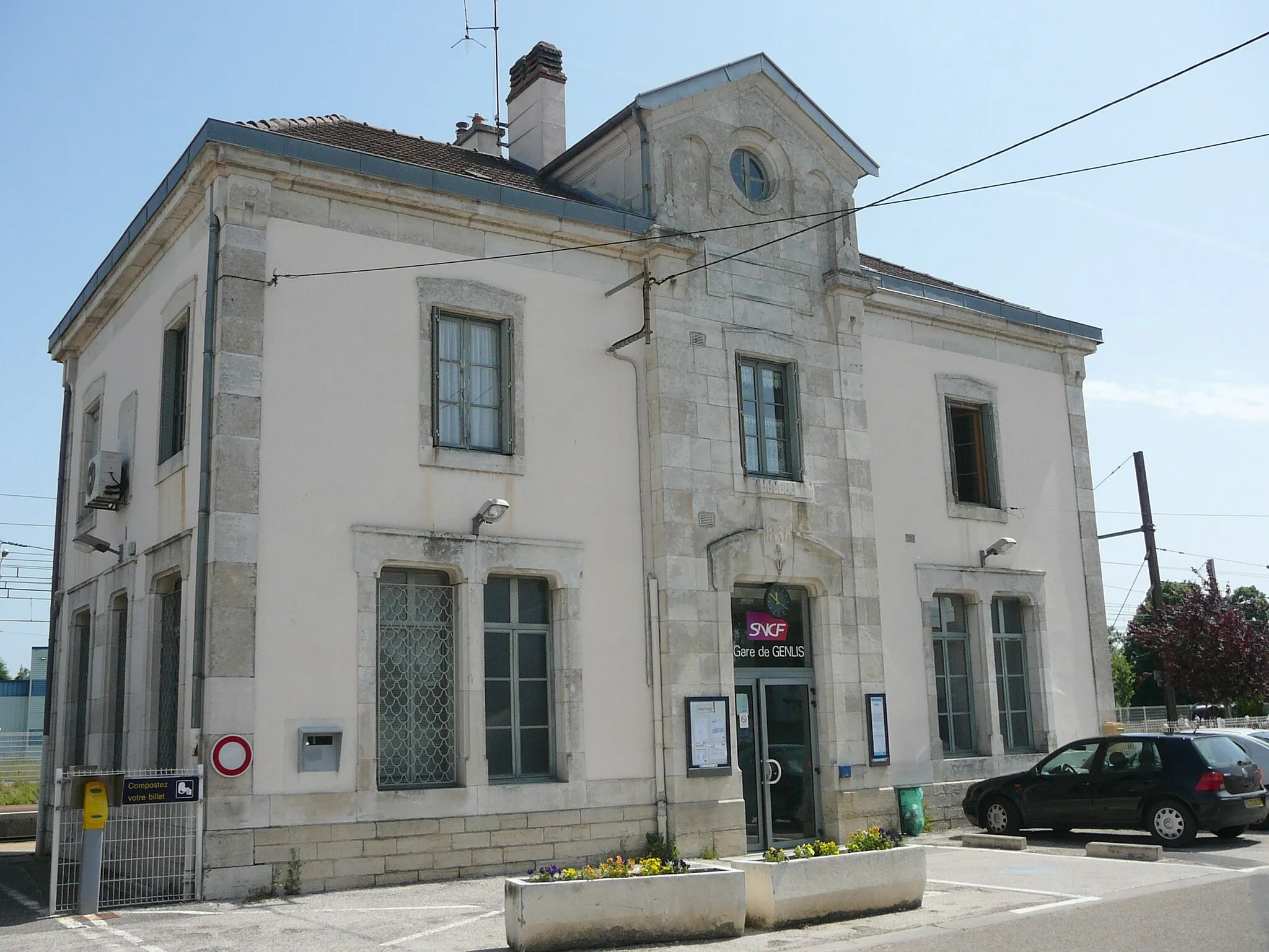 Photo showing: La cour de la gare de Genlis