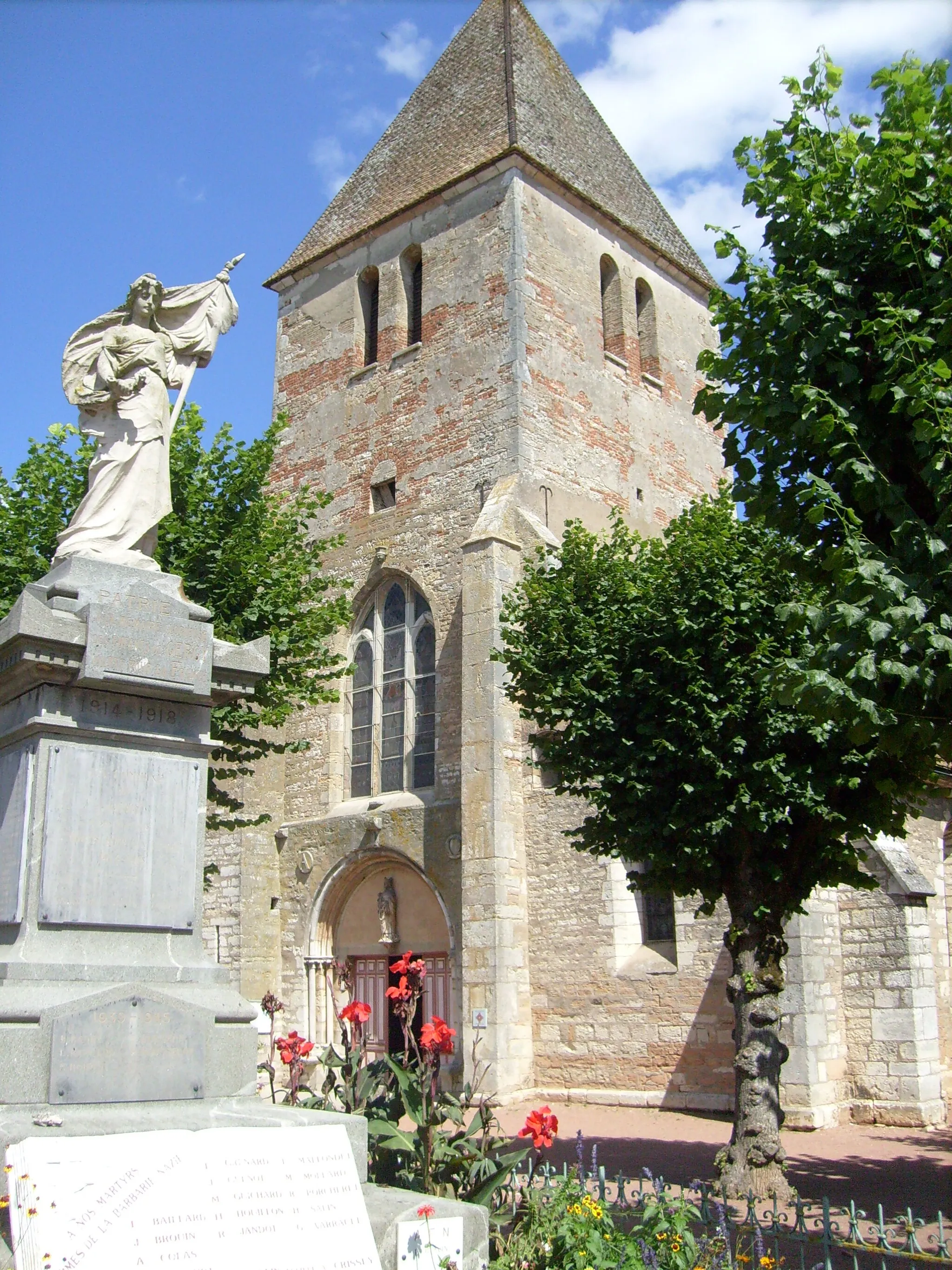 Photo showing: L'église Saint Germain et le monument aux morts à Gergy (71).
