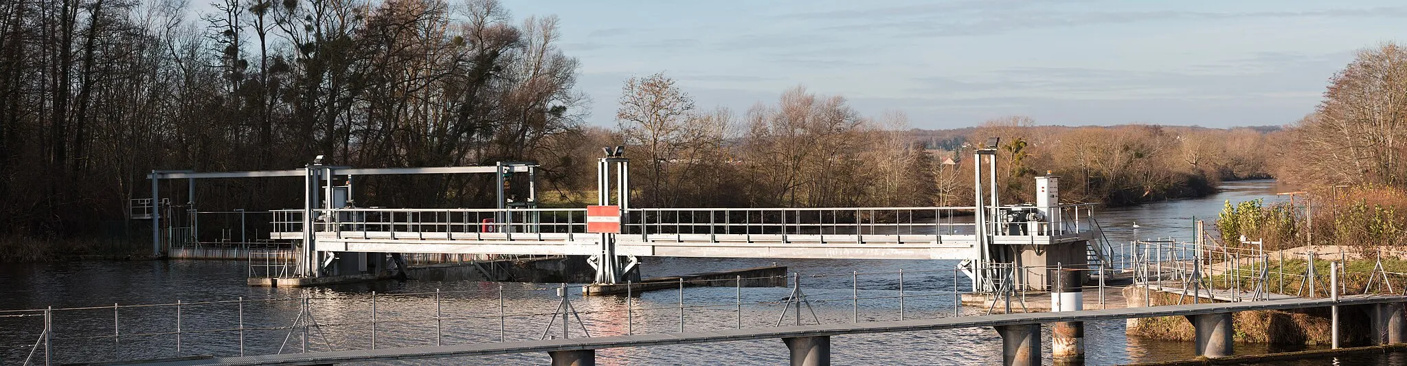 Photo showing: North of Gurgy village: dam on the Yonne river, located immediately after the start of the dérivation de Gurgy canal.