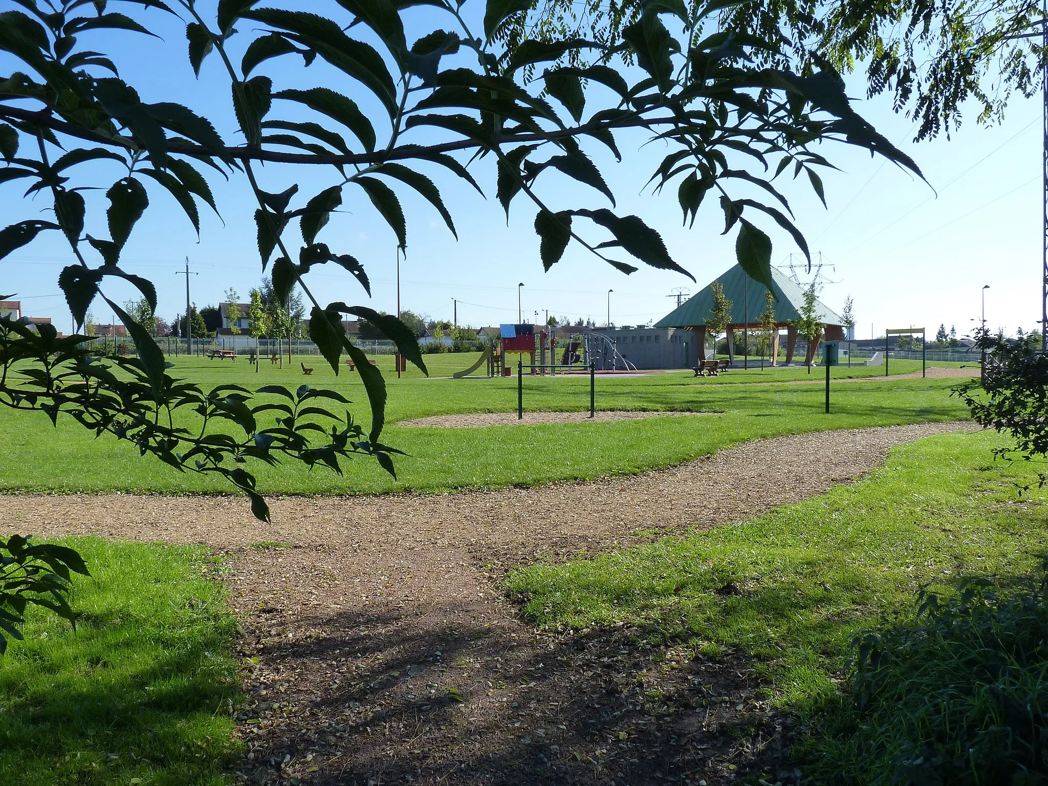 Photo showing: Espace de loisirs comportant un parcours sportif, une aire pour camping-car, un city-stade, des tables de pique-nique