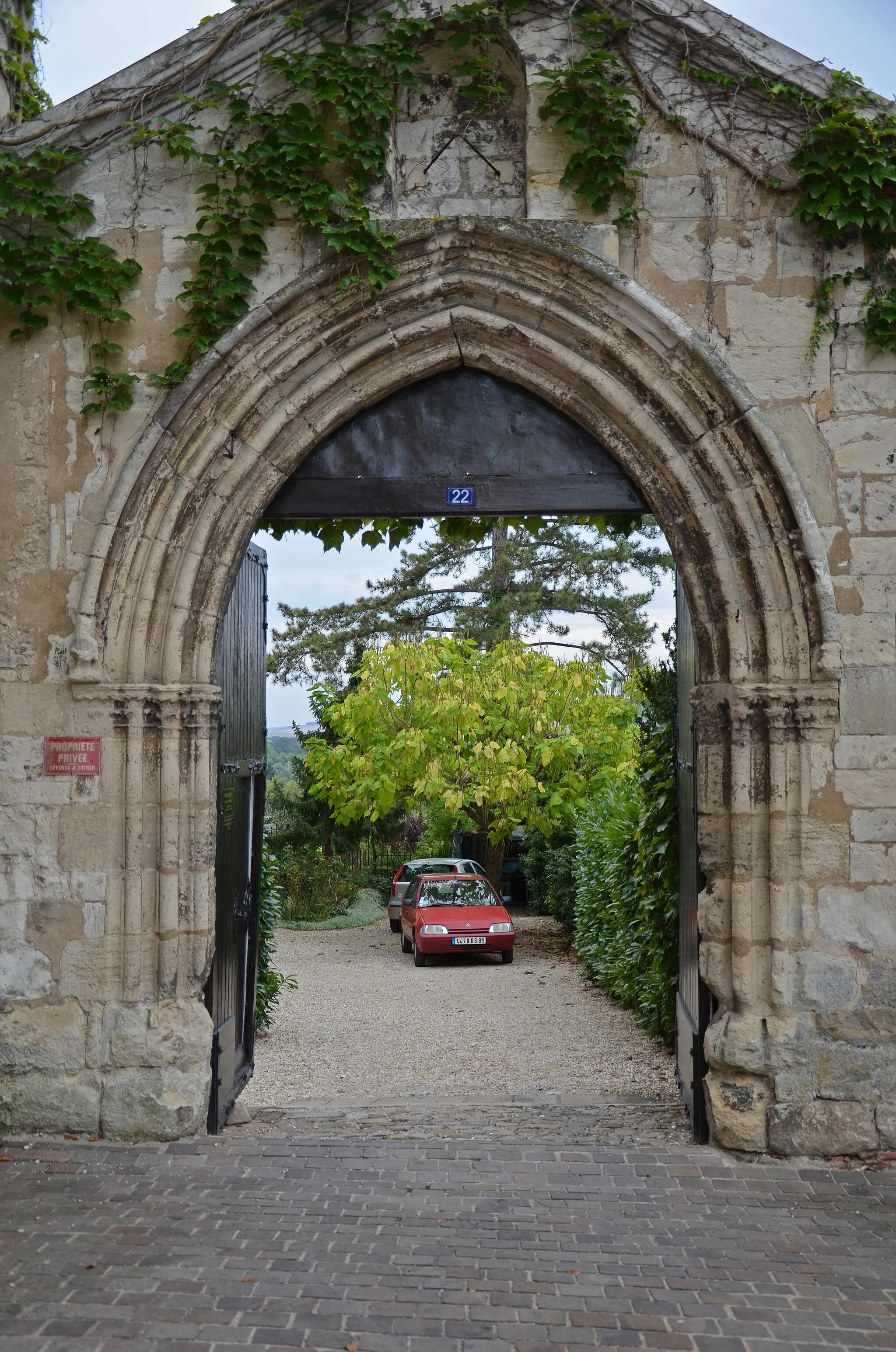 Photo showing: This building is inscrit au titre des monuments historiques de la France. It is indexed in the base Mérimée, a database of architectural heritage maintained by the French Ministry of Culture, under the reference PA00113715 .