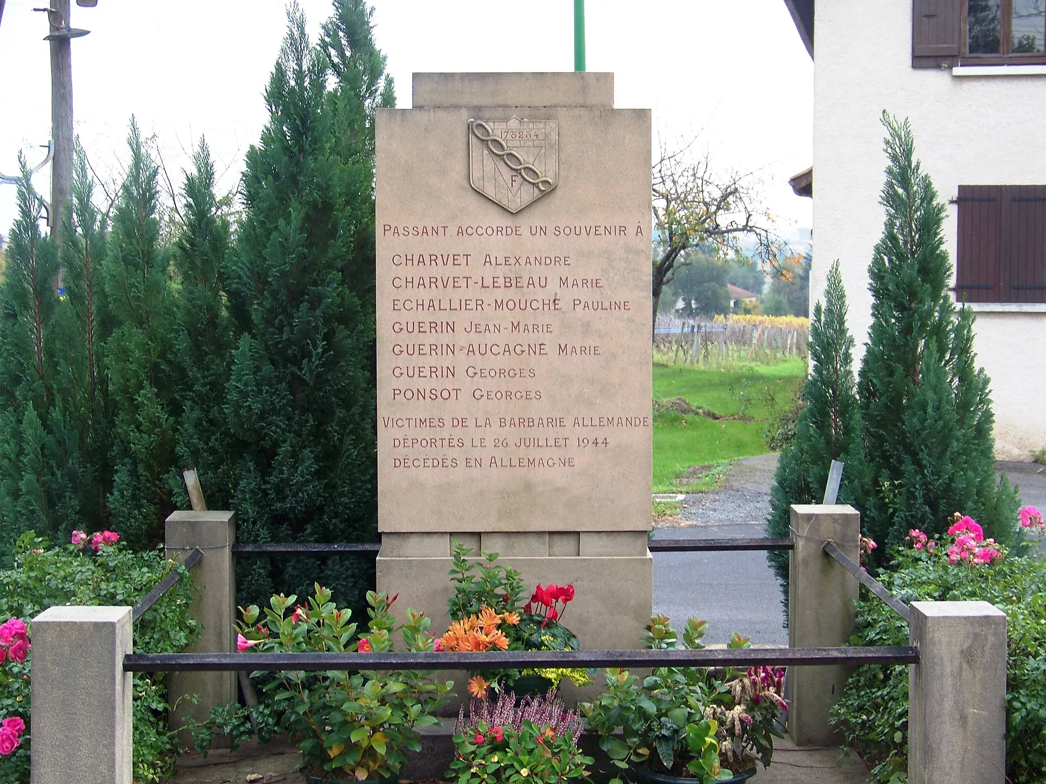 Photo showing: Stèle en mémoire des déportés du hameau des Journets, commune de La Chapelle de Guinchay ( Saône-et-Loire).