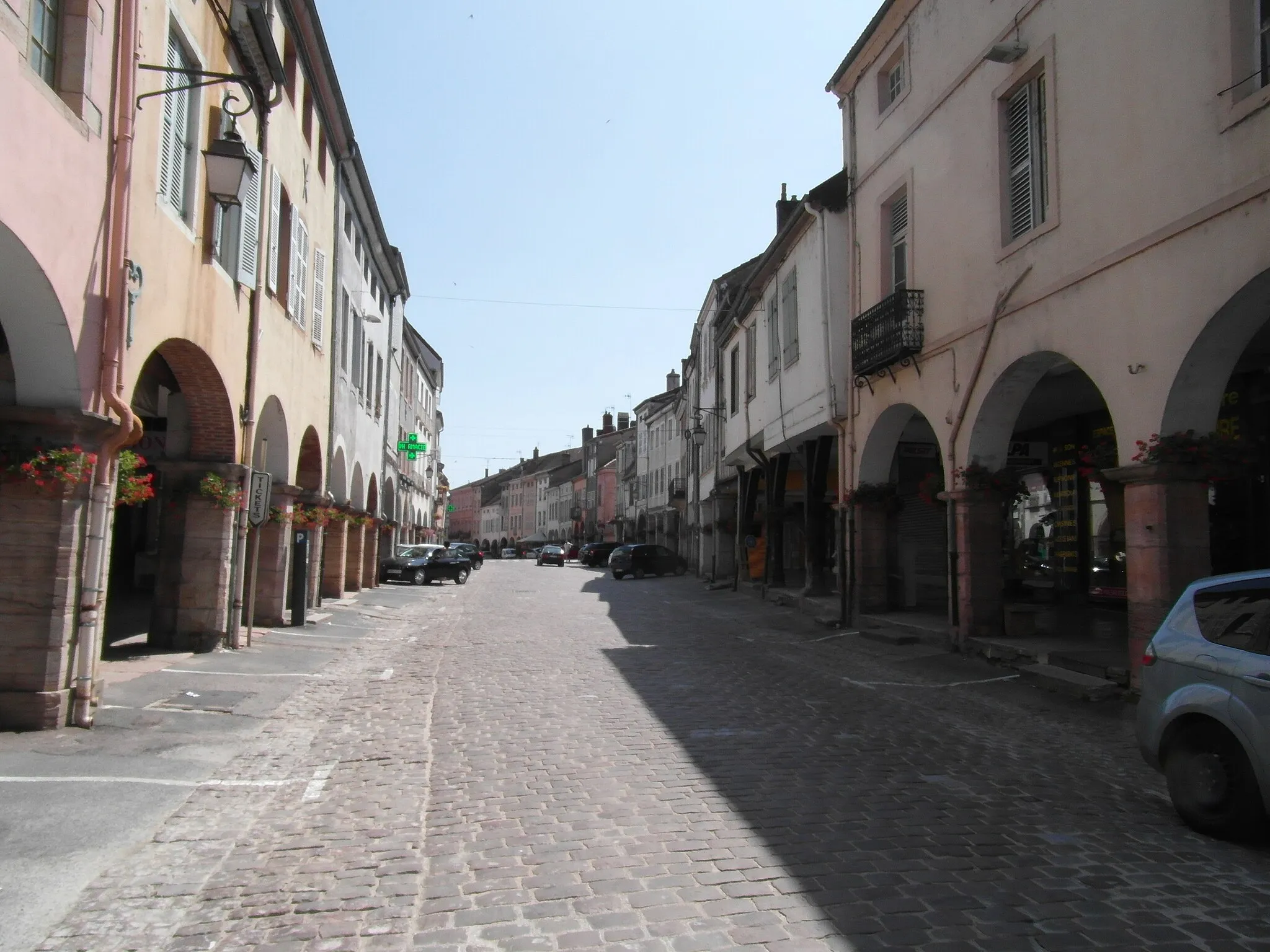 Photo showing: Les arcades de Louhans en juillet 2015