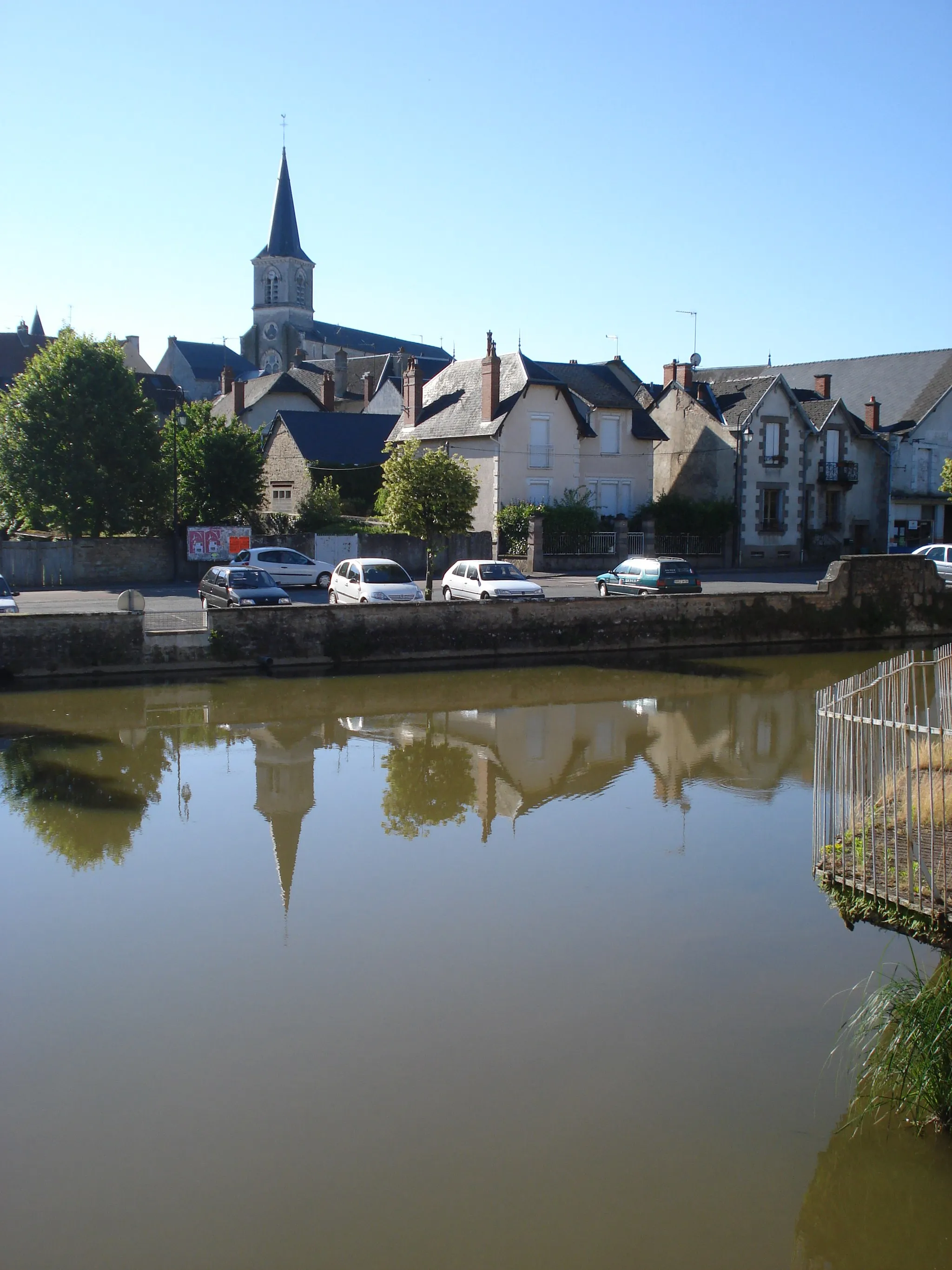 Photo showing: L'Alène, lac de barrage au centre de Luzy (Nièvre, Fr).