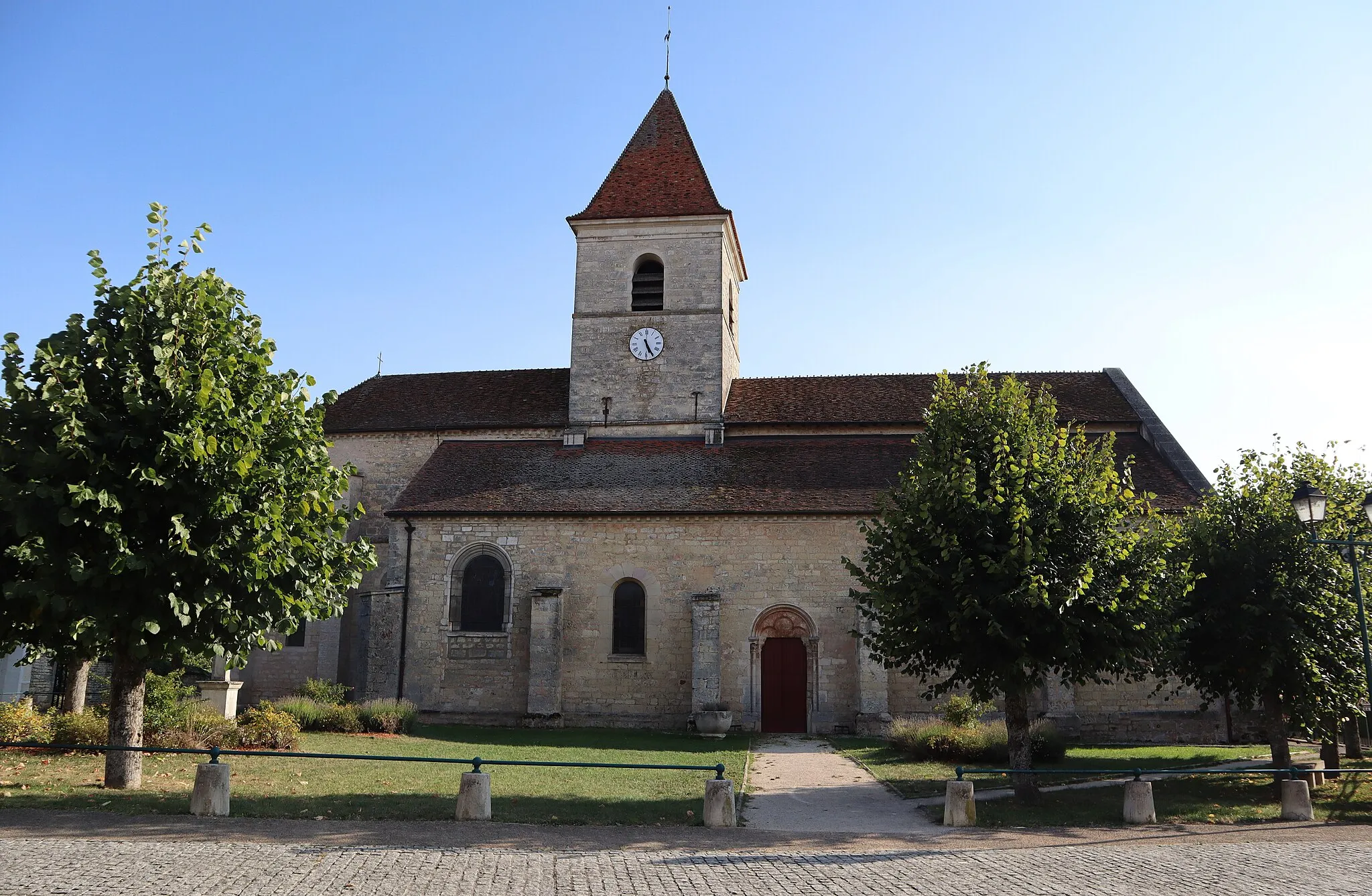 Photo showing: Église de la Nativité de Mirebeau-sur-Bèze (21). Extérieur. Flanc nord.
