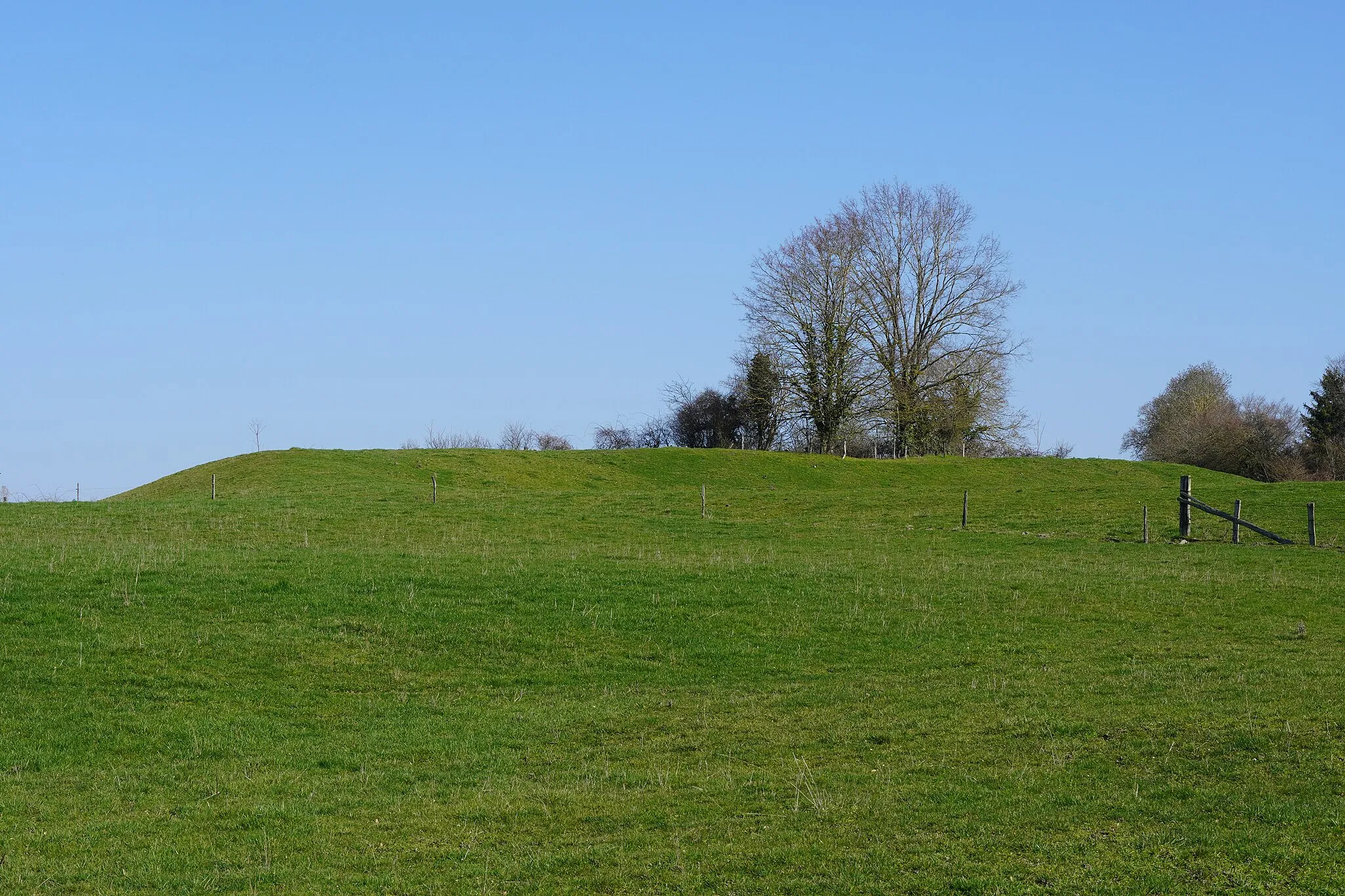 Photo showing: L'ancien puits de La Grille et son terril à Montchanin.