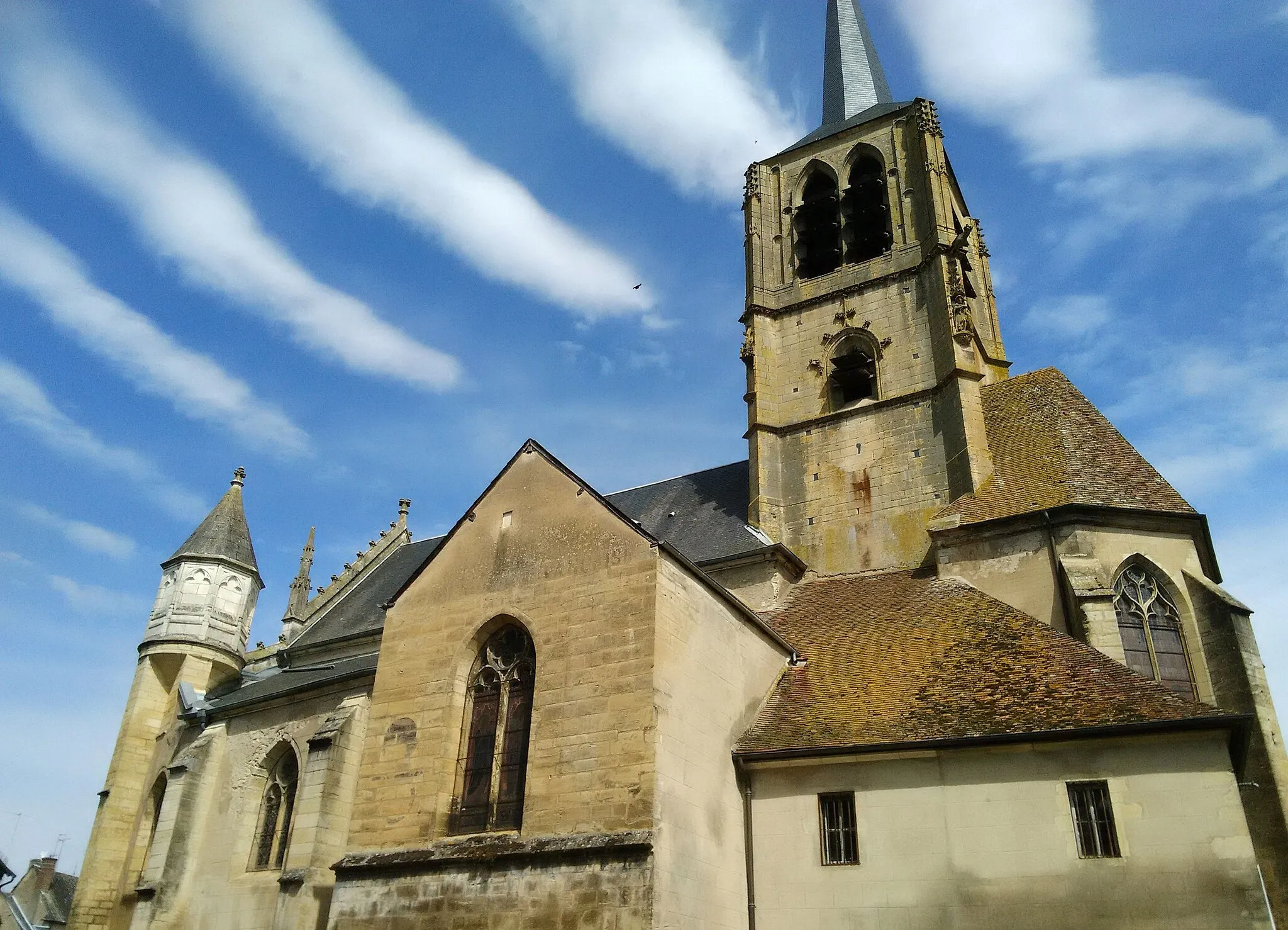 Photo showing: Vue d'un des côtés de l'église prise depuis la rue Salonyer, avec le chevet, le clocher, le transept et une des tours de la façade. Le ciel est strié de nuages qui semblent parallèles.