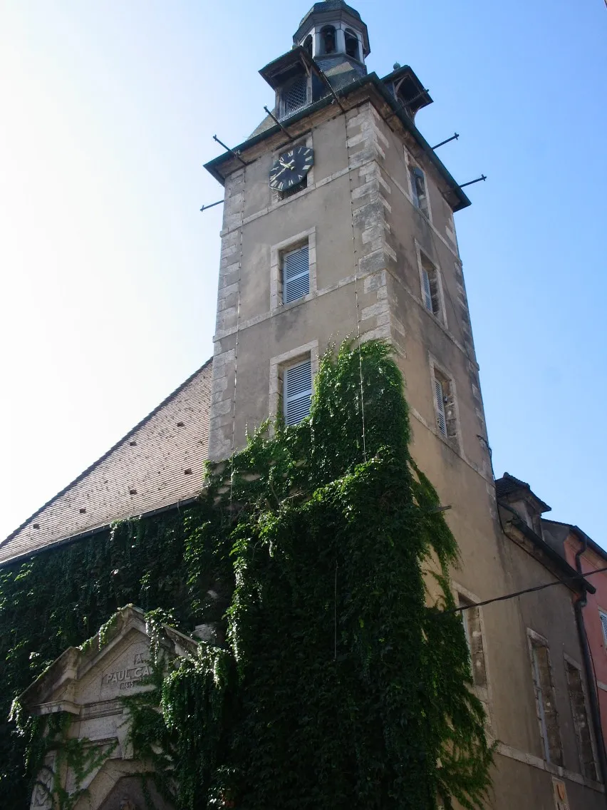 Photo showing: Beffroi de Nuits Saint-Georges, Côte d'Or, XVIIe, et sa façade recouverte de vigne vierge. L'édifice héberge l'hôtel de ville de la commune jusqu'en 1833.
Sur la gauche, partiellement masqué par le feuillage, monument à la mémoire du sculpteur local Paul Cabet (1815-76), élève et gendre du dijonnais F. Rude.