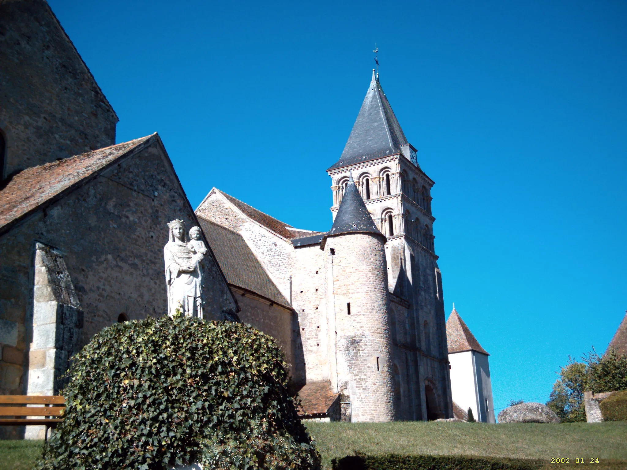 Photo showing: Le Prieuré de Perrecy-les-Forges. L'église actuelle a été construite entre 1020 et 1030.  
Malgré les mutilations subies au cours des siècles, l'église est un bon résumé de l'art roman en Saône-et-Loire.