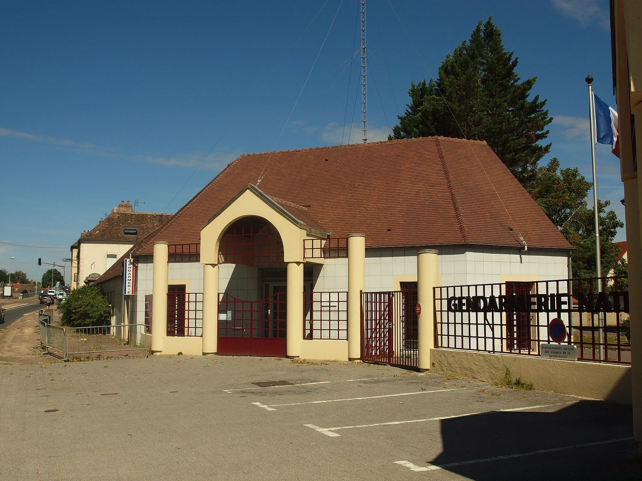 Photo showing: Pont-sur-Yonne (Yonne, France) ; la gendarmerie