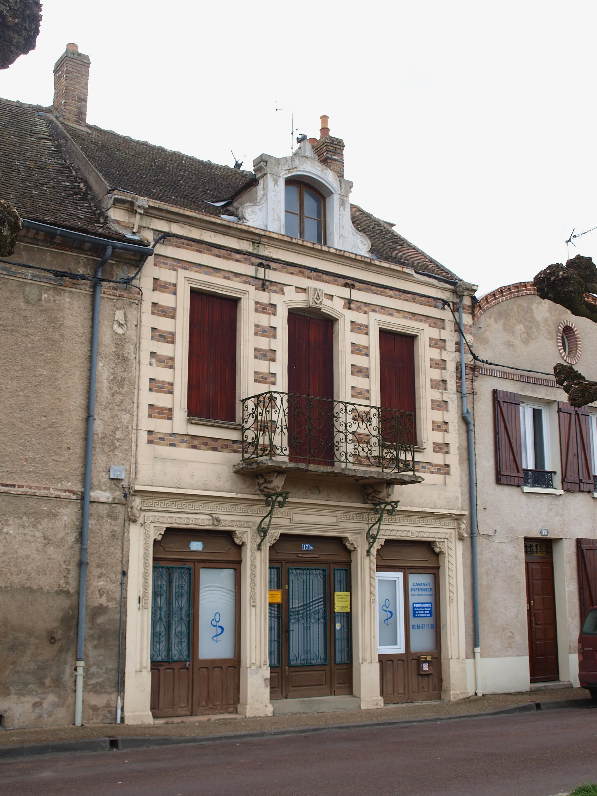 Photo showing: Pont-sur-Yonne (Yonne, France), bâtisse du 17bis quai de la République.