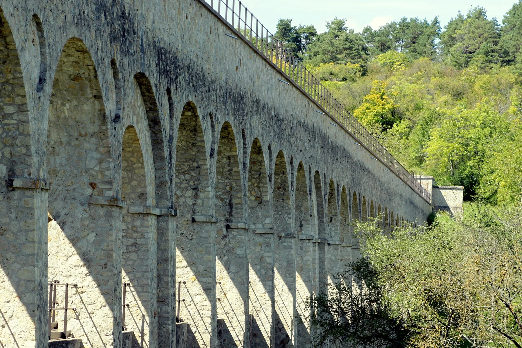 Photo showing: D'Bréck vum Aqueduc de la Vanne zu Pont-sur-Yonne
