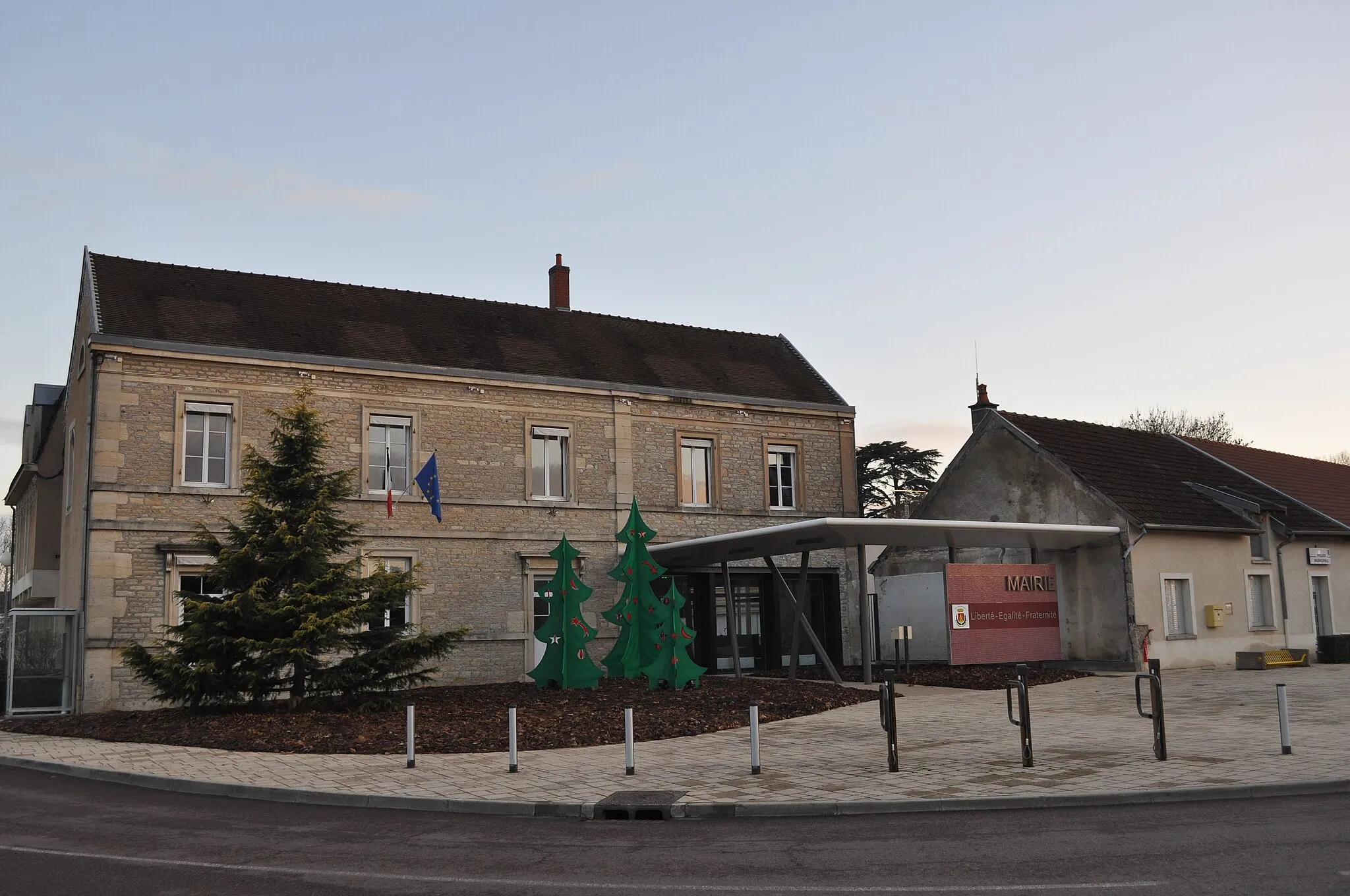 Photo showing: Town hall of Quetigny, Côte-d'Or (France)