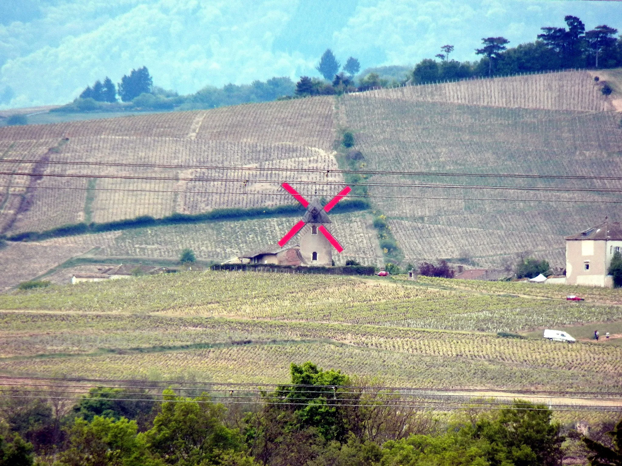 Photo showing: Le moulin à vent en fête a mis ses ailes rouges !