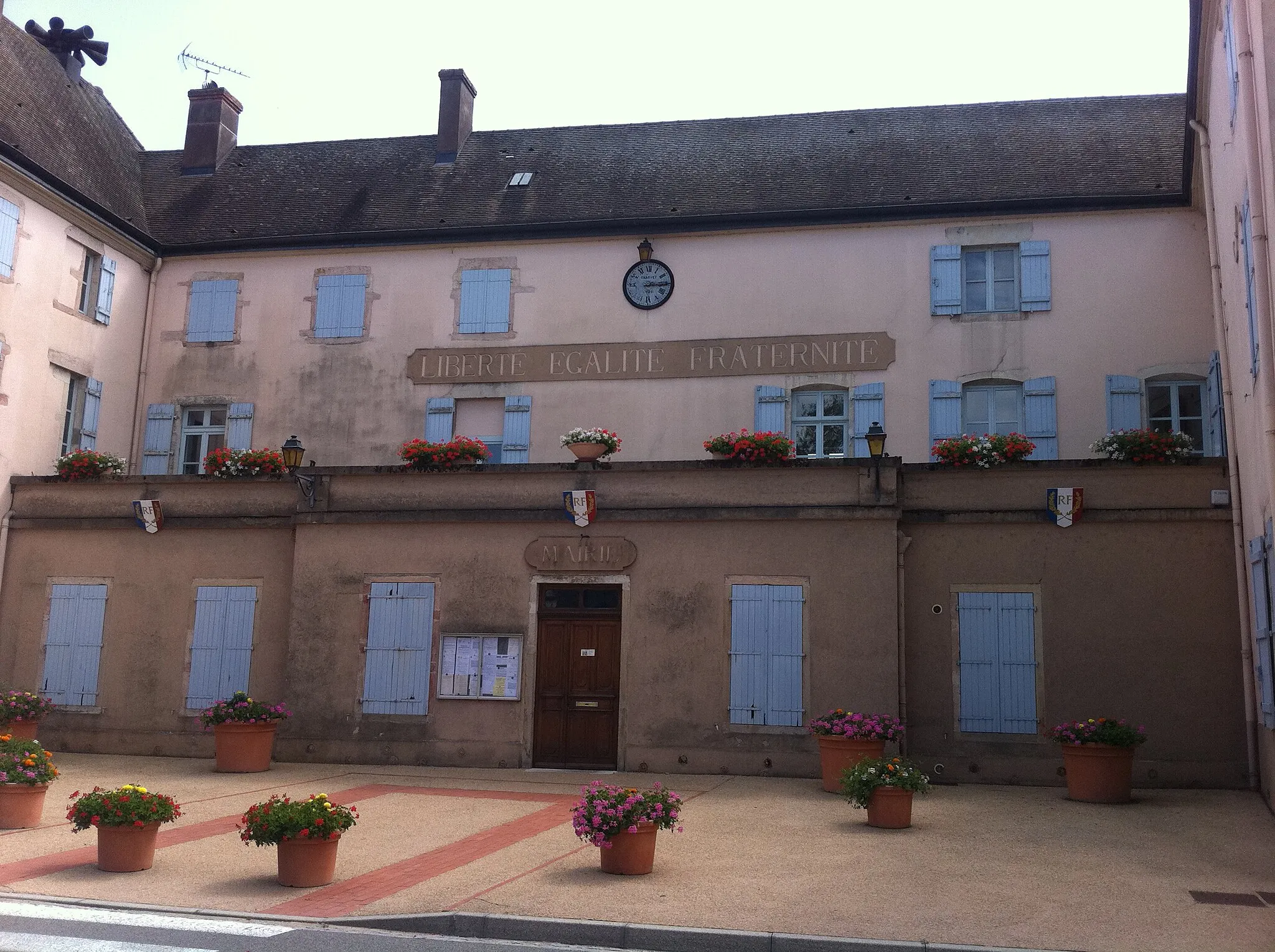 Photo showing: Mairie de Romenay, Saone-et-Loire, France, installée dans l'ancien château de l'évêque de Macon.