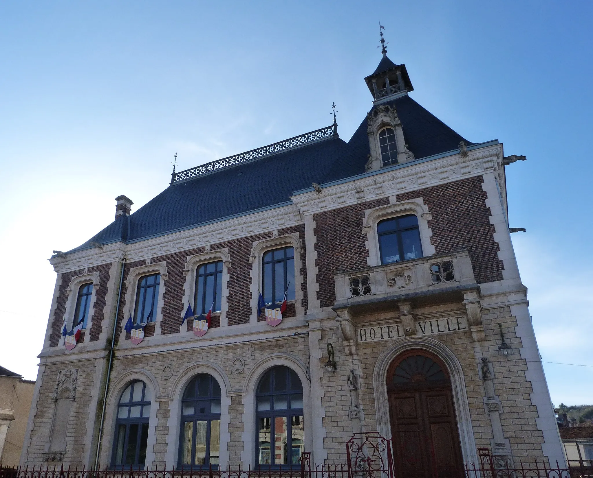 Photo showing: Ancienne Caisse d'épargne et actuel Hôtel de Ville de Saint-Florentin (Yonne, France).
Jean Boussard et Marcel de Préaux architectes.