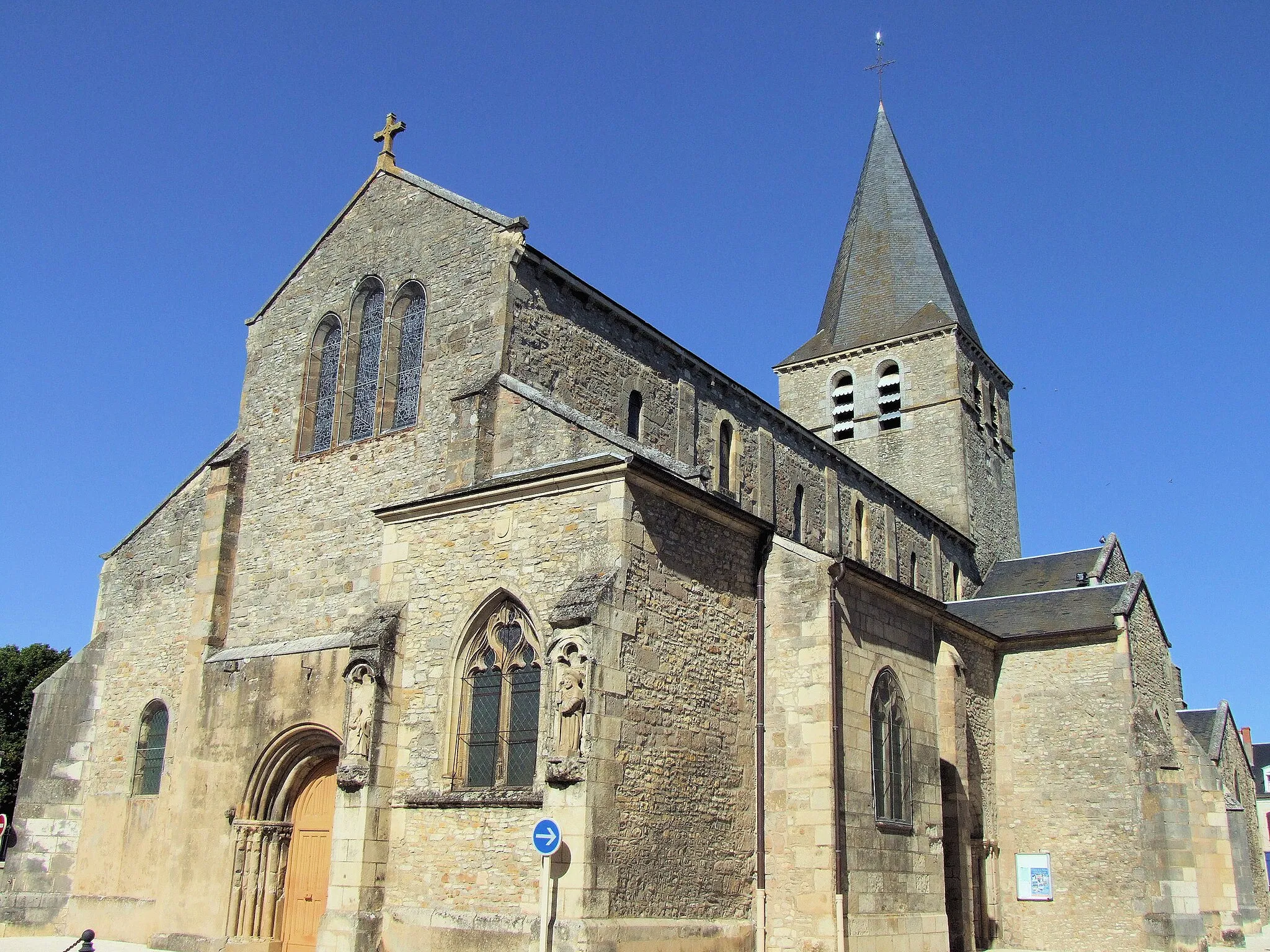 Photo showing: Saint-Pierre-le-Moûtier - Église Saint-Pierre - Ensemble