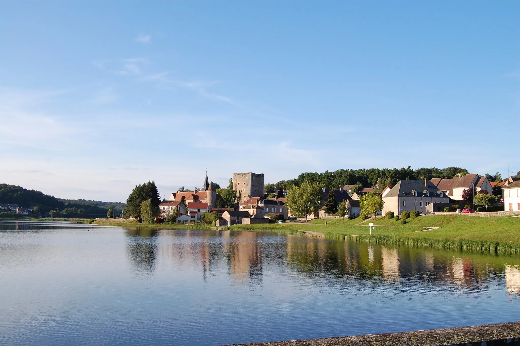 Photo showing: Saint-Sernin-du-bois village view from opposite the pound