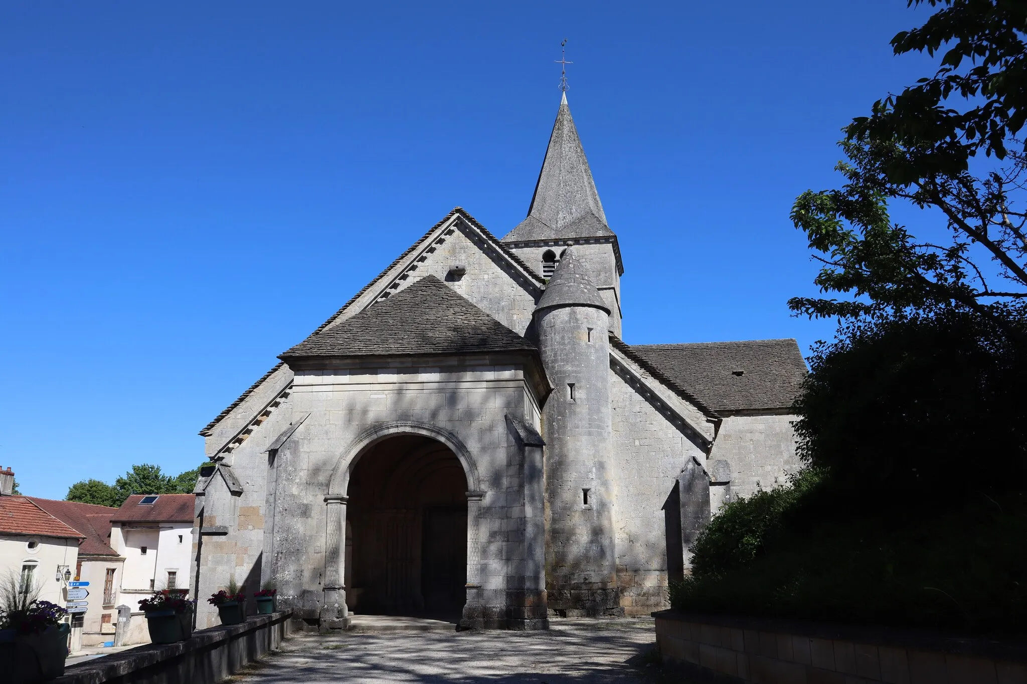 Photo showing: Façade occidentale de l'église Sainte-Gertrude de Selongey (21).