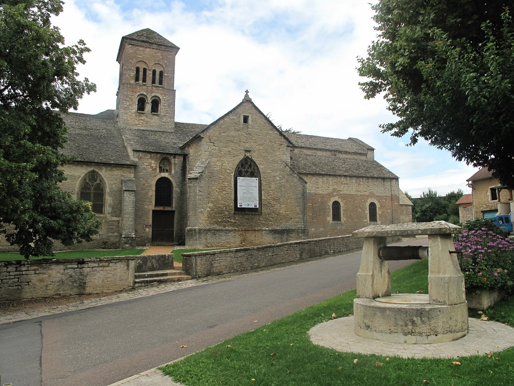 Photo showing: The church of Saint-Julien in Sennecey-le-Grand, Saône-et-Loire, France