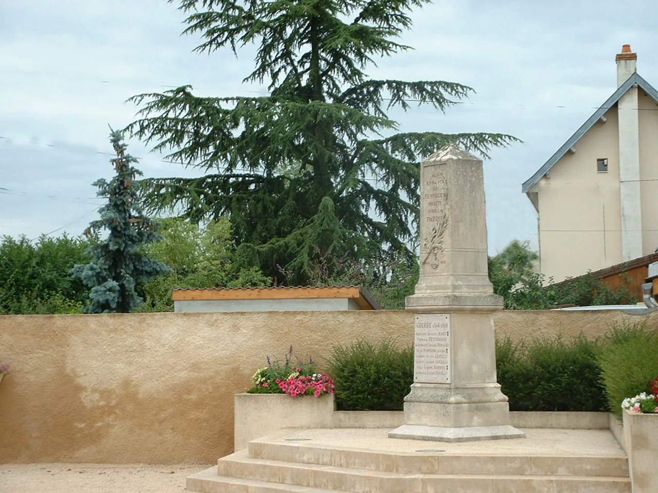 Photo showing: This is the commemorative monument of the both world war.
It takes place in front of the municipal building.