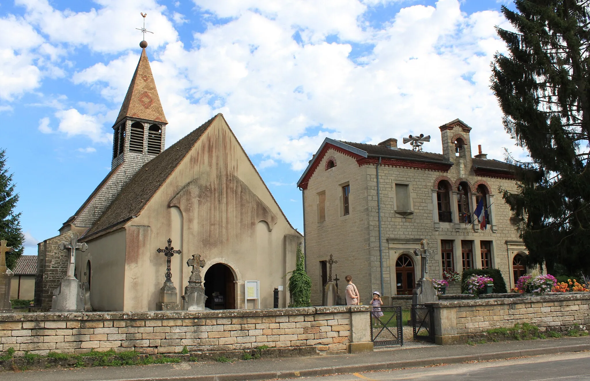 Photo showing: Mairie et Eglise Saint-Maurice, Sennecey-lès-Dijon, Côte-d'Or, Bourgogne, France