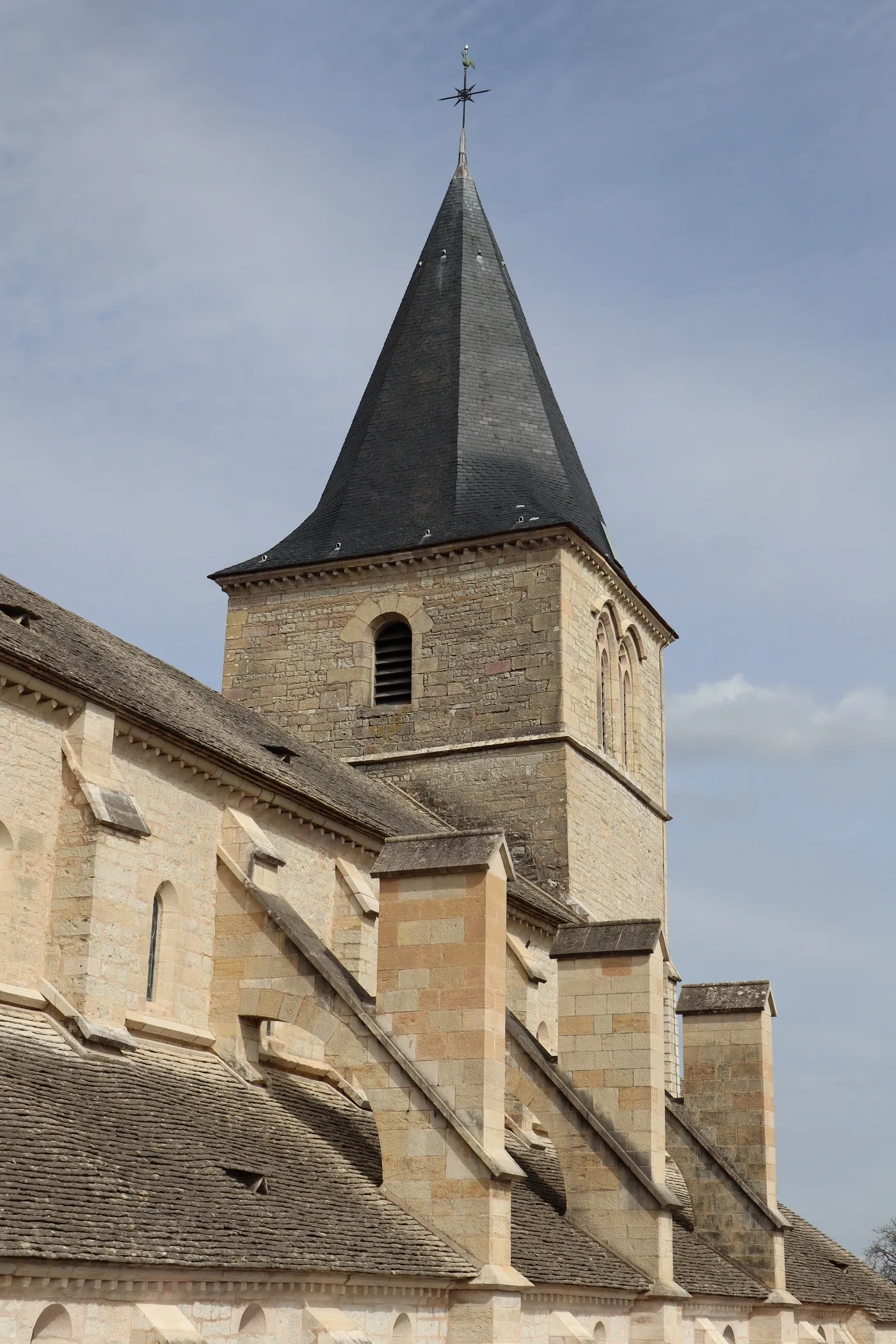 Photo showing: Extérieur de l'église Notre-Dame à Talant (21). Clocher et flanc sud.