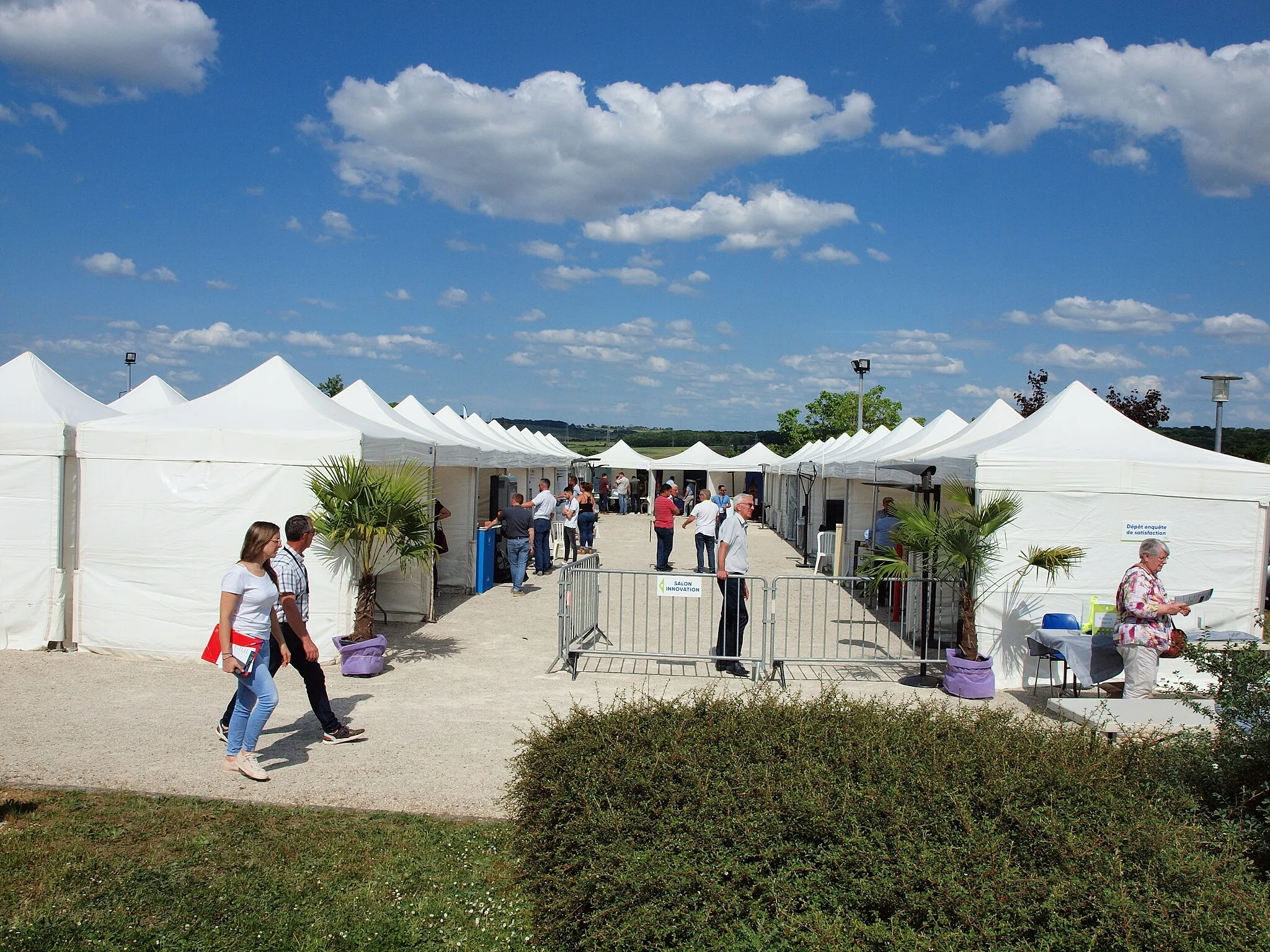 Photo showing: Salle des fêtes des Joinchères à Venoy (Yonne, France) ; salon de l'innovation 2022 organisé par le SDEY