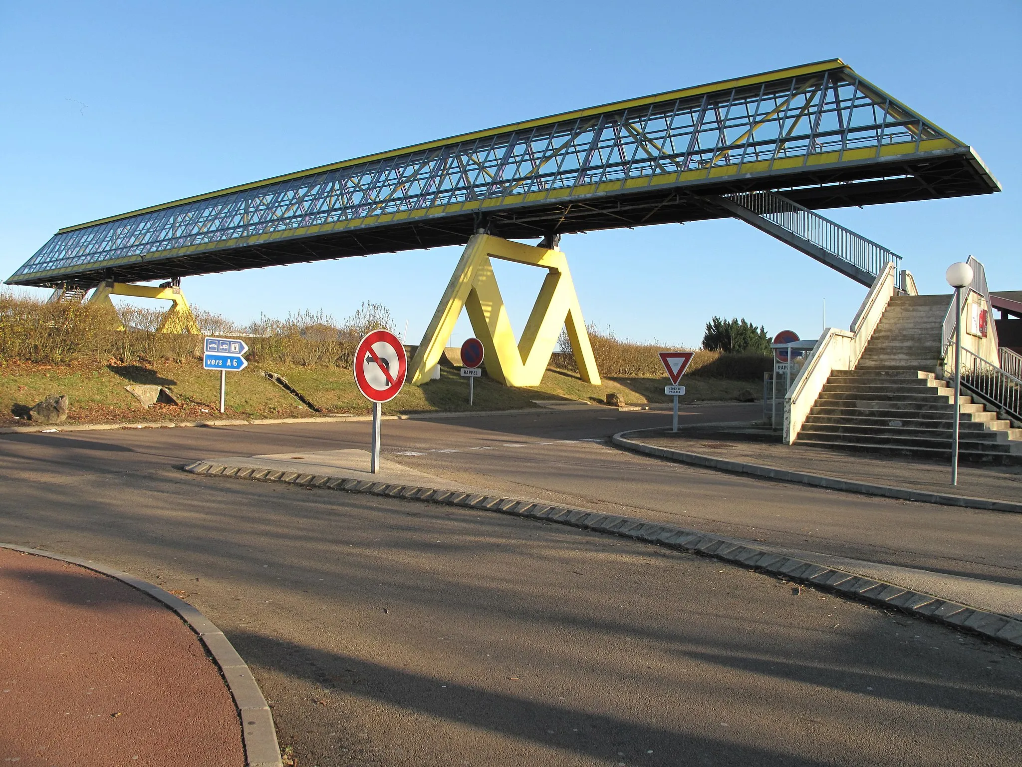 Photo showing: The gateway of the rest area of Venoy on French highway A6. Looking to the south.