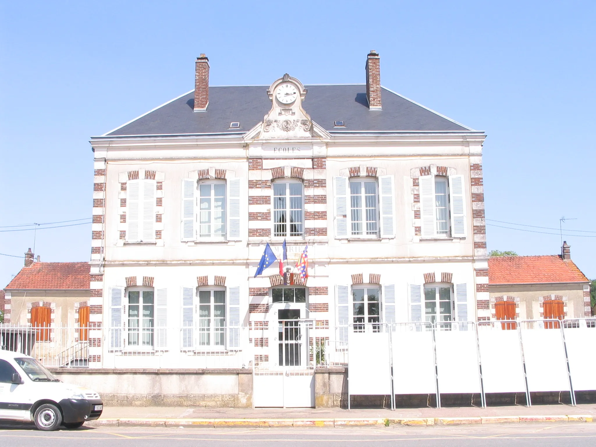 Photo showing: The town hall of Vergigny, Yonne, France.