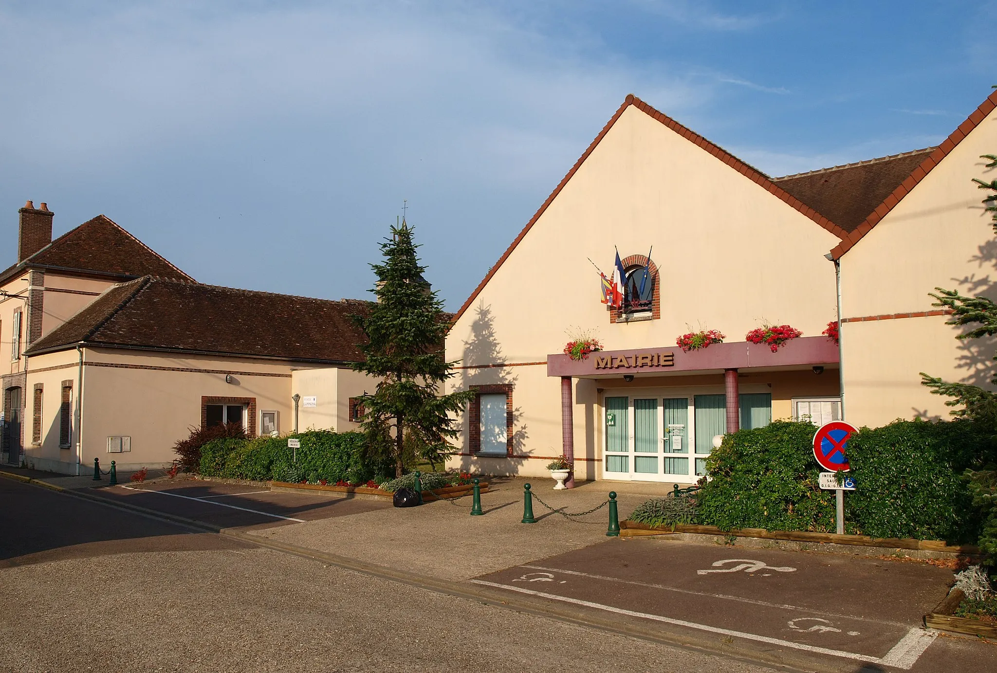 Photo showing: Véron (Yonne, France) ; mairie