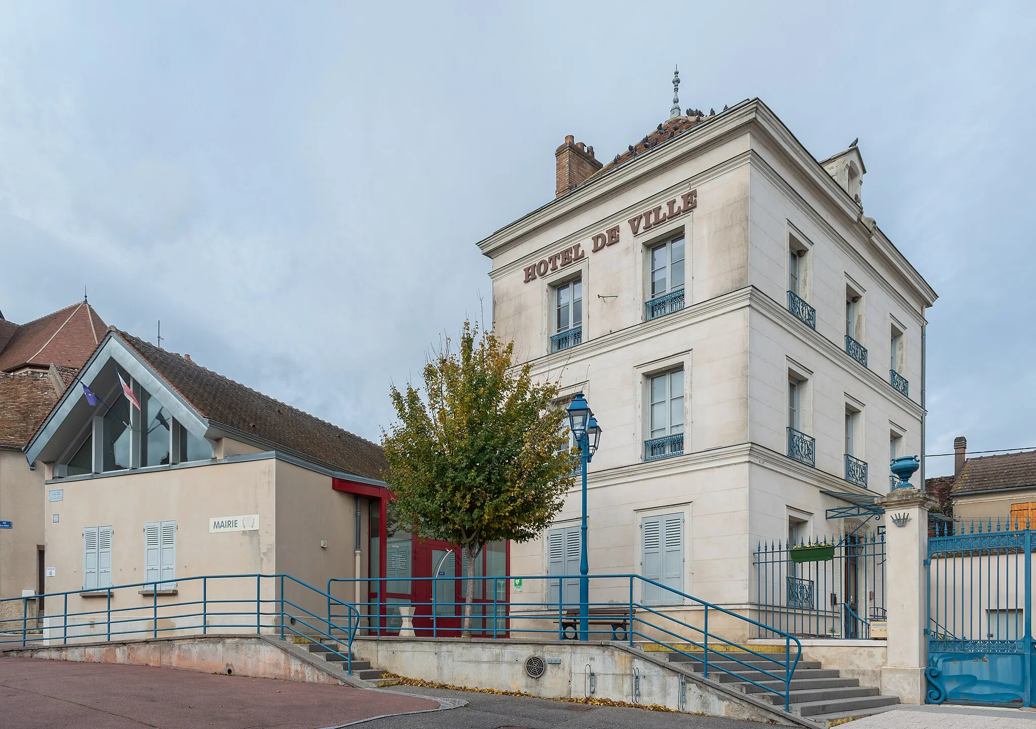 Photo showing: Town hall of Villeneuve-la-Guyard, Yonne, France