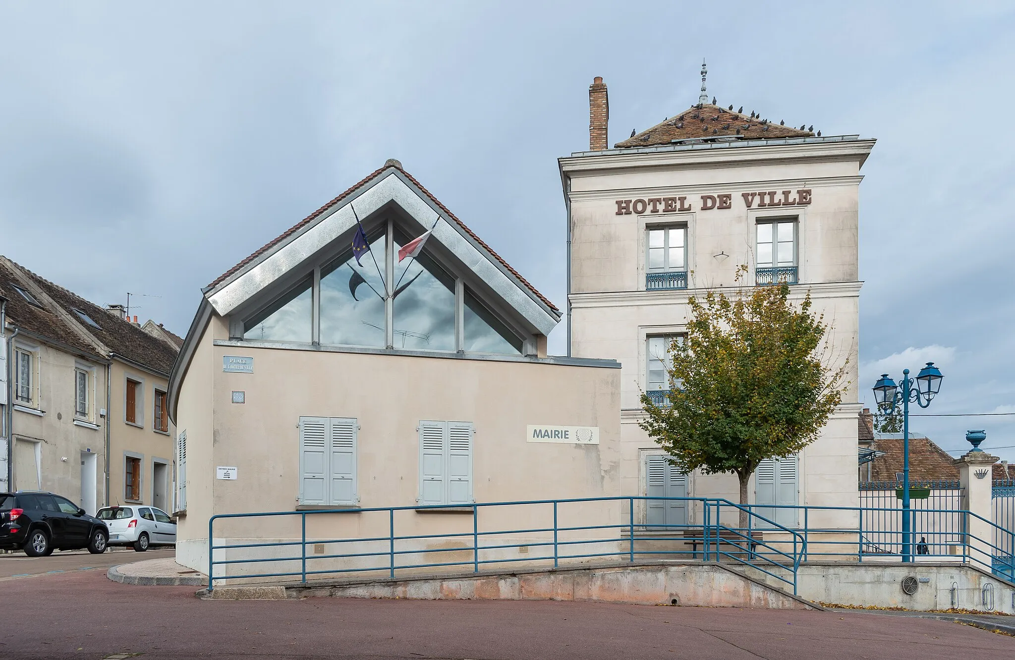 Photo showing: Town hall of Villeneuve-la-Guyard, Yonne, France