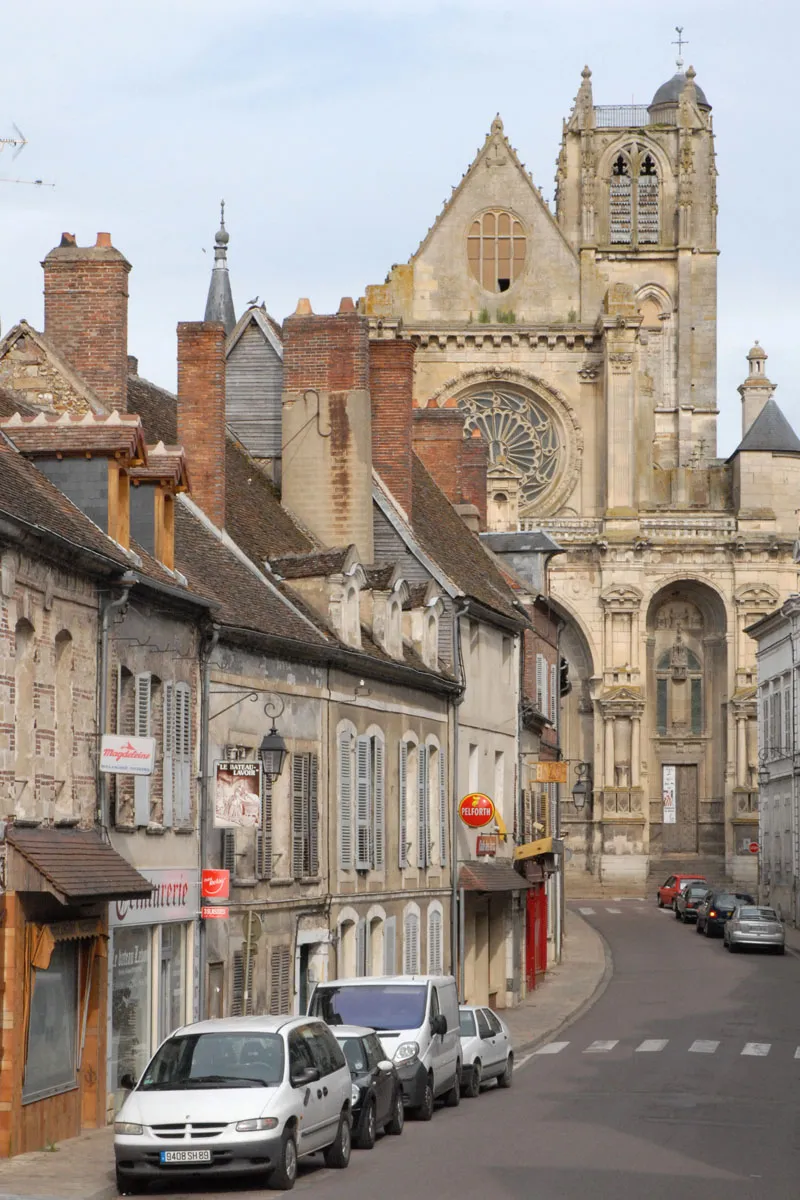 Photo showing: Villeneuve sur Yonne, jadis Villefranche le Roy, aux confins de l’Ile de France, de la Champagne et de la Bourgogne, possède un des plus belles églises de la région.
Sa masse imposante domine la ville. Le visiteur y accède en franchissant l’Yonne par le vieux pont du Moyen Age, ou en pénétrant dans l’enceinte de la vieille ville par l’une de ses remarquables portes fortifiées du XIIIe siècle.
L’église Notre-Dame de Villeneuve-sur-Yonne prend place parmi les œuvres d’art d’une époque où l’élan de la foi construit les grandes cathédrales. Le XIIe siècle voit naître Vézelay (1096-1132), Saint-Denys (1137-1189). Le XIIIe siècle voit s’édifier Soissons, Bourges et Chartres (1164-1260).
La première pierre de l'église Notre-Dame aurait été bénie en 1163 par le pape Alexandre III, alors exilé par l’empereur Frédéric Barberousse et réfugié en France auprès du Roi Louis VII. Philippe Auguste continue l’édifice qui ne sera achevé (façade et deux dernières travées) qu’à la fin du XVIe siècle.
Dès 1849, l’église Notre-Dame est classée parmi les monuments historiques.
La façade est l’œuvre de l’architecte Jean Chéreau qui édifia Saint-Jean de Joigny.Y sont gravées les dates de 1547 et de 1612.
catholique-sens-auxerre.cef.fr/eglises/villeneuvesyonne.htm

www.villeneuve-yonne.fr/