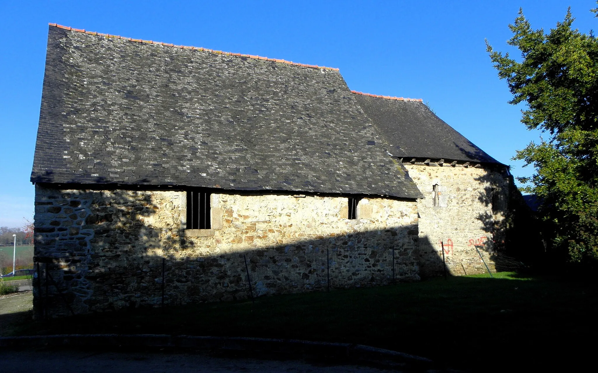 Photo showing: Chapelle Saint-Pierre d'Argentré-du-Plessis (35). Flanc sud.