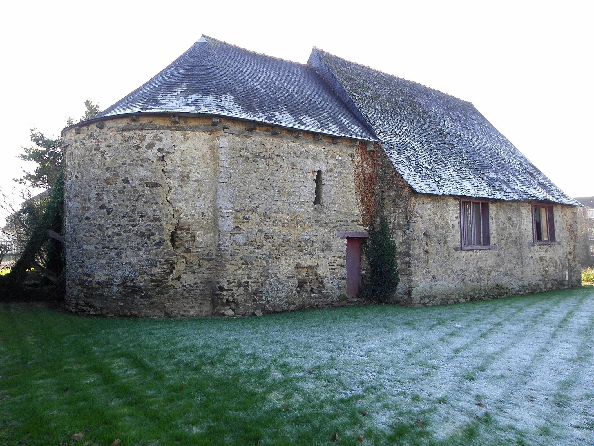 Photo showing: Chapelle Saint-Pierre d'Argentré-du-Plessis (Ille-et-Vilaine, France). Chevet et flanc nord.