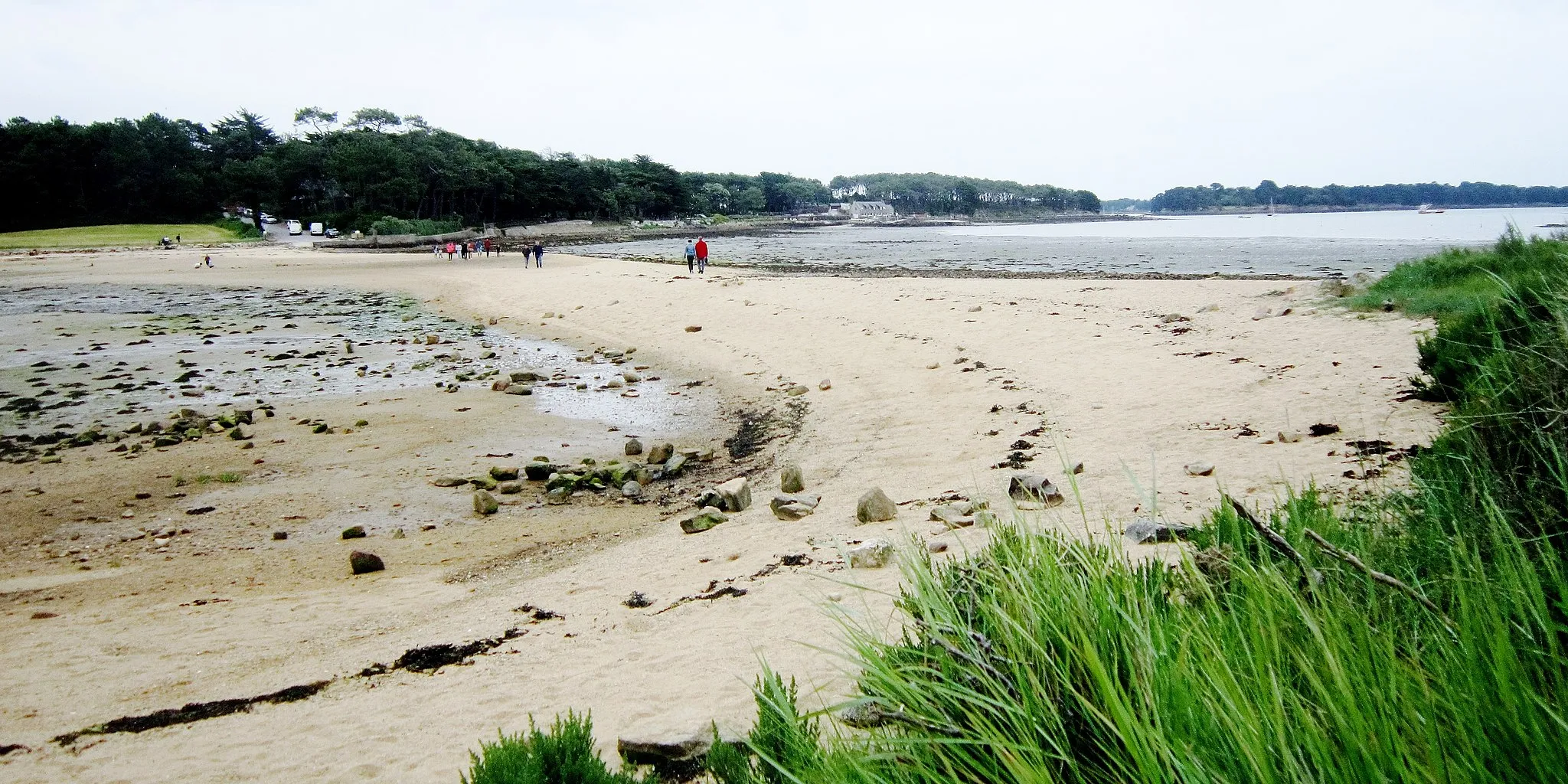 Photo showing: Baden (Morbihan) : le tombolo reliant les Sept-Îles (Morbihan) au continent vu du continent à marée basse.
