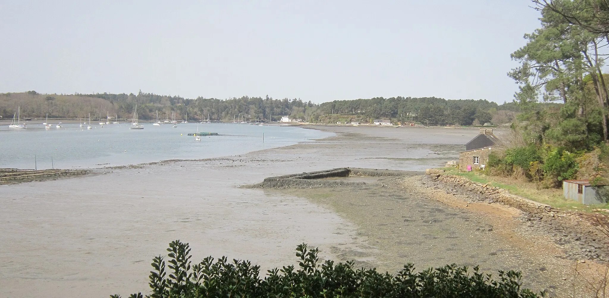 Photo showing: Baden (Morbihan) : ancienne installation ostréicole abandonnée entre Pointe Noire et le Rohello le long de la Rivière d'Auray ; à l'arrière-plan la rive nord de la Baie de Kerdréan en Le Bono.