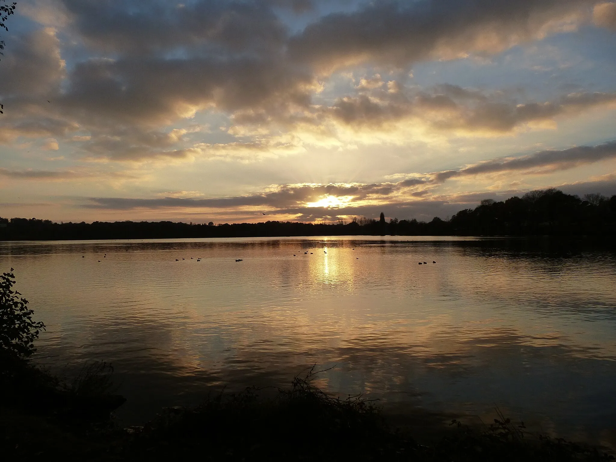 Photo showing: coucher de soleil sur l'etang de bain de bretagne